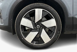 harmaa Volvo C40 2022 kuva 12.