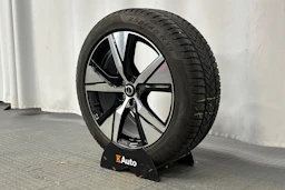 harmaa Volvo C40 2022 kuva 13.