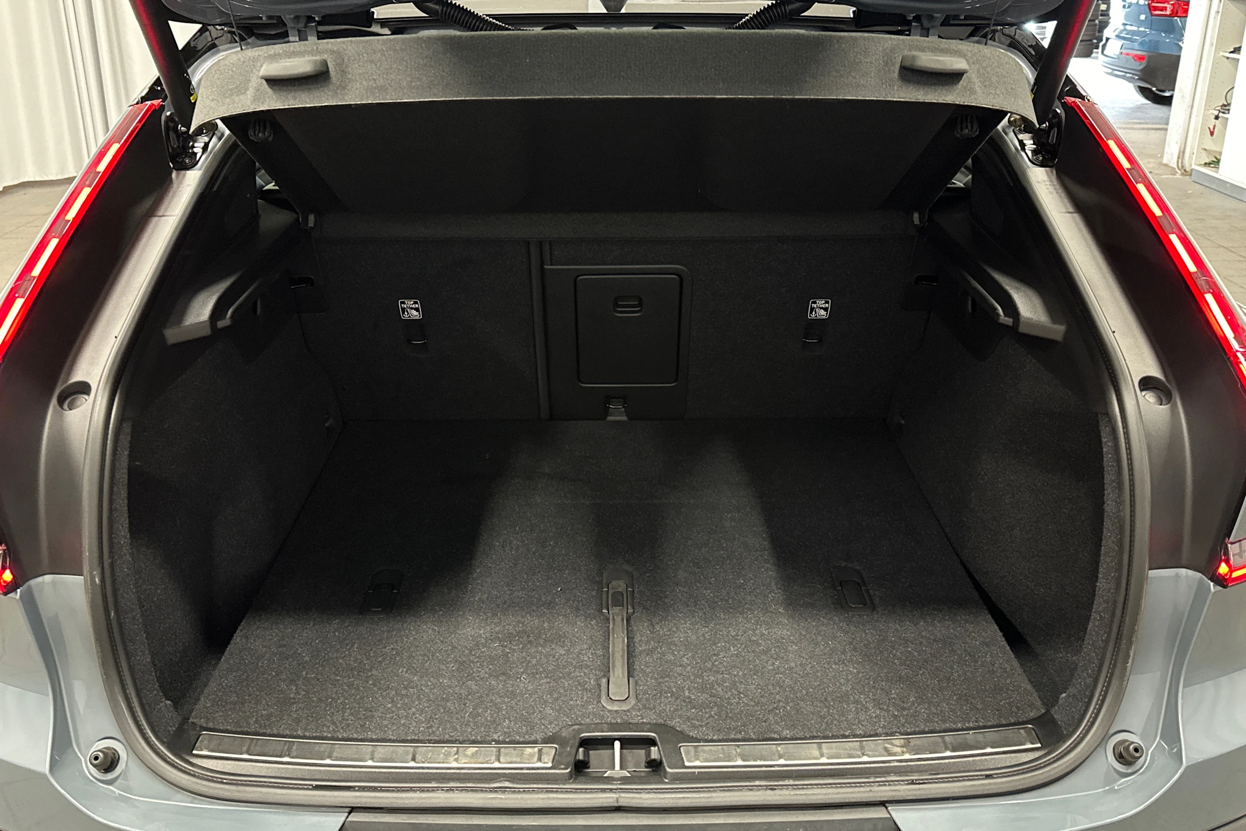 harmaa Volvo C40 2022 kuva 15.