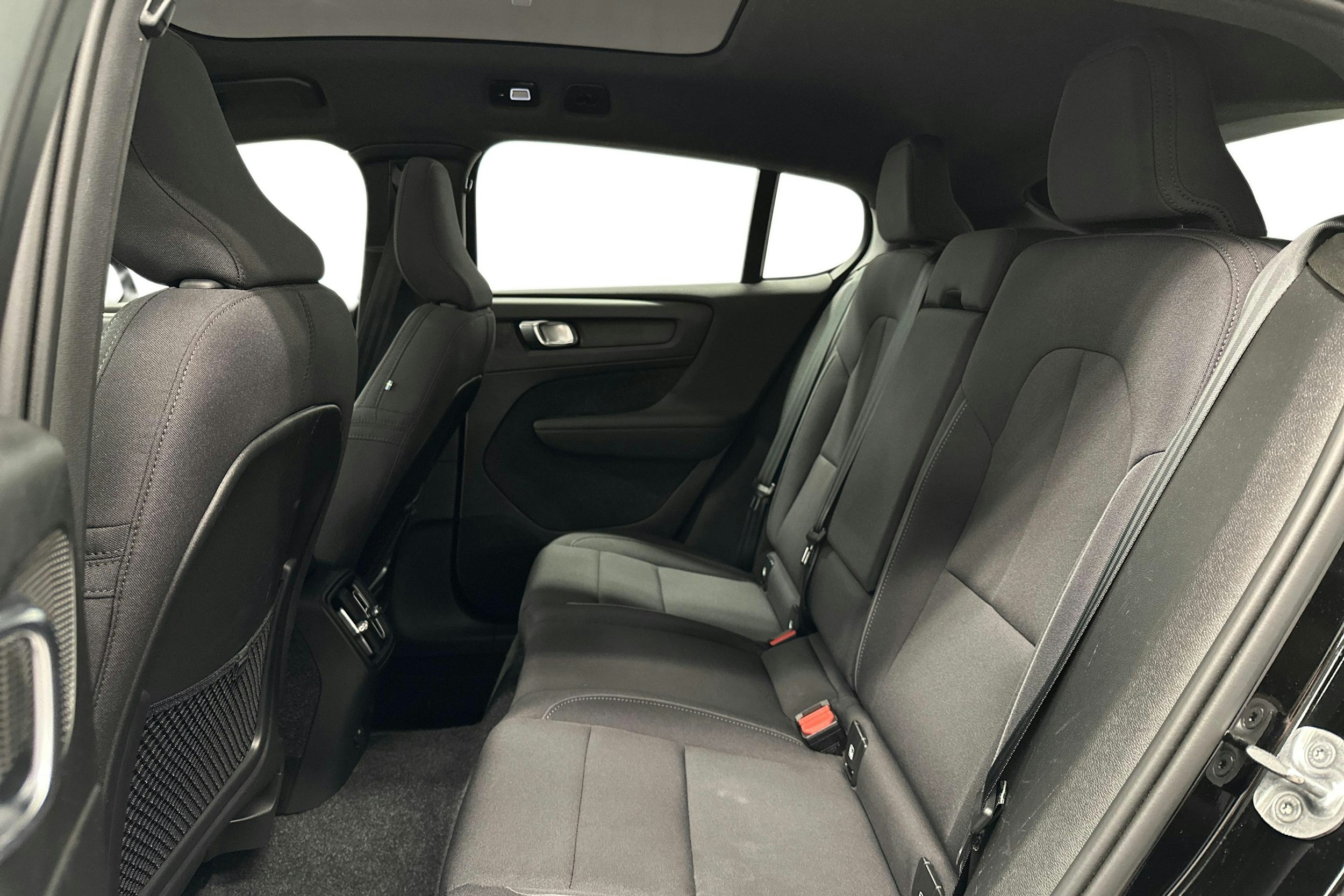musta Volvo C40 2022 kuva 10.