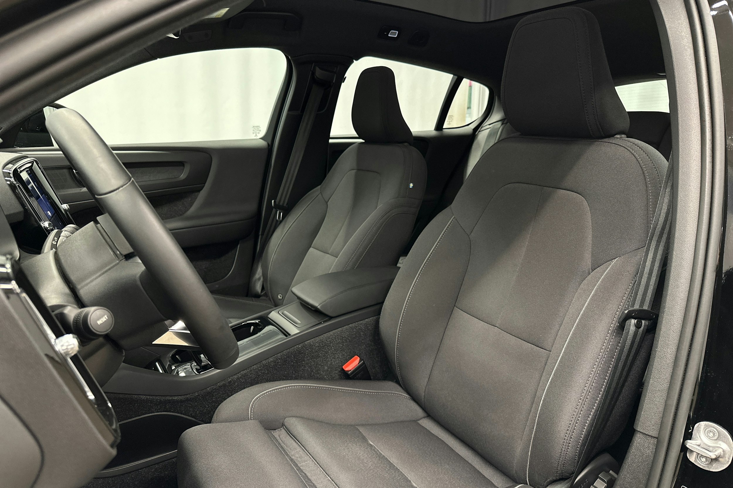musta Volvo C40 2022 kuva 17.