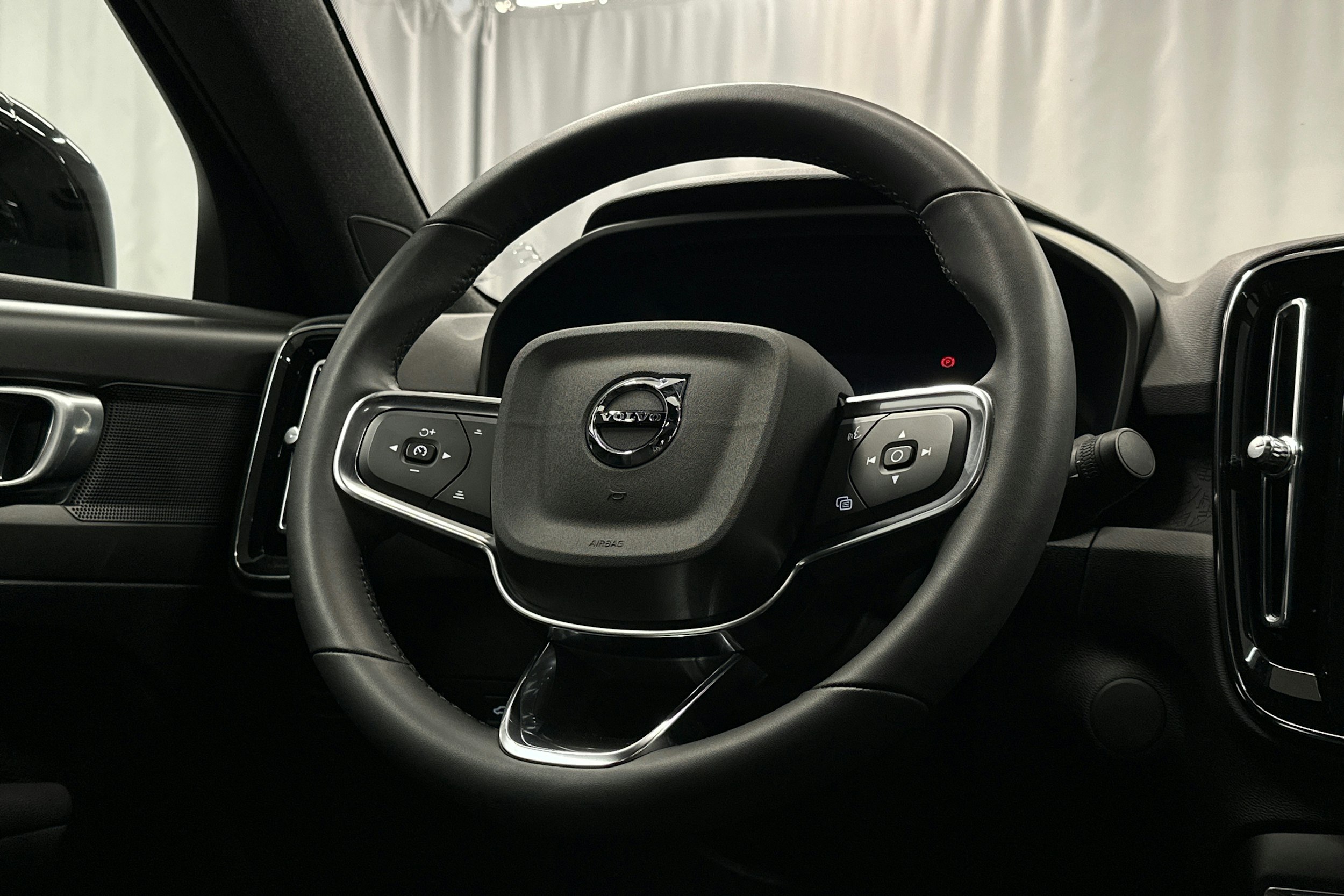 musta Volvo C40 2022 kuva 18.