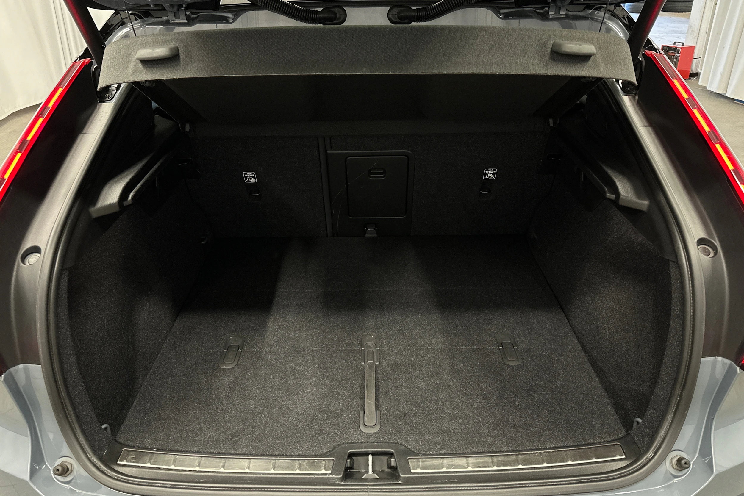 sininen Volvo C40 2022 kuva 15.