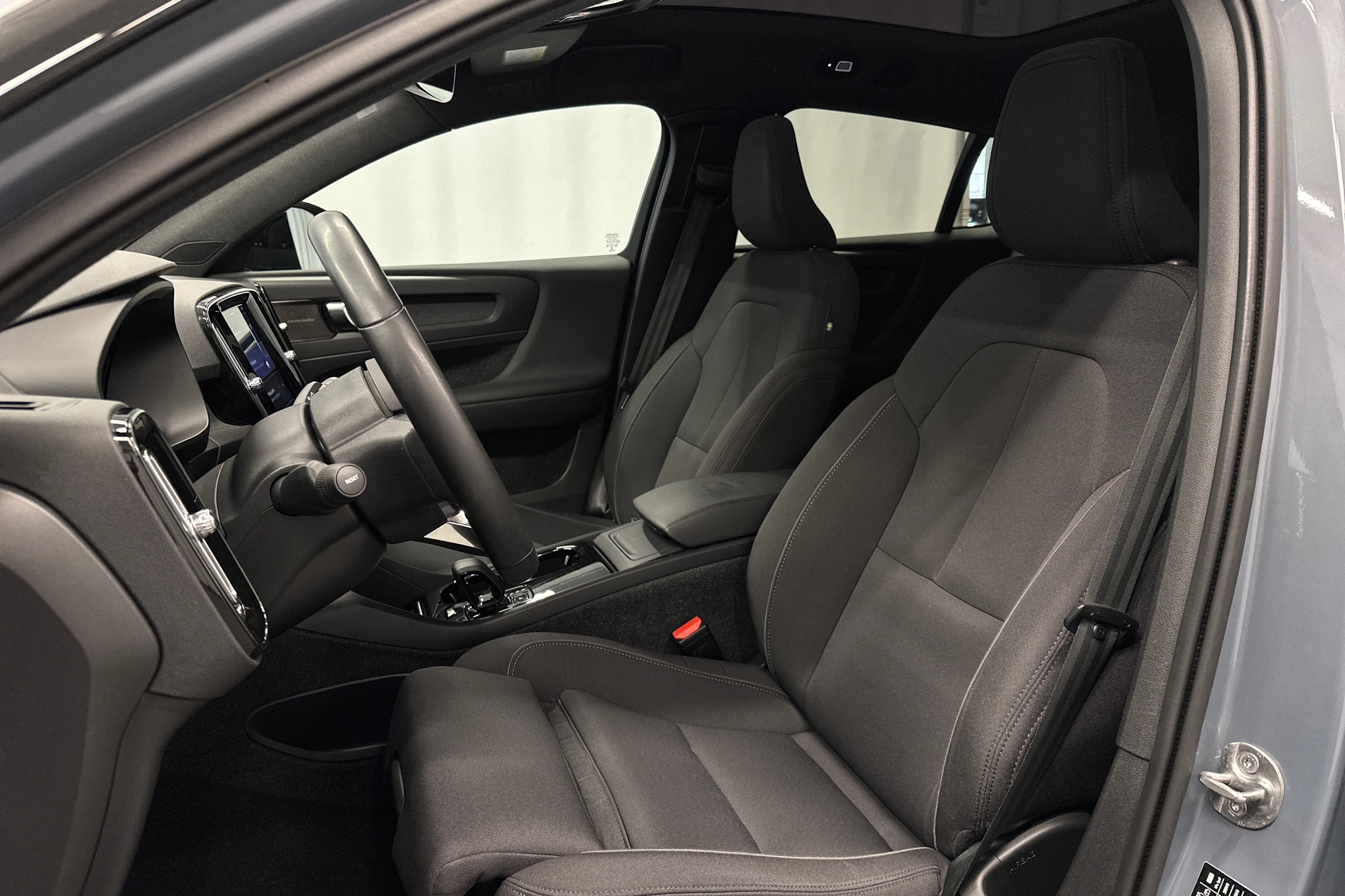 sininen Volvo C40 2022 kuva 17.