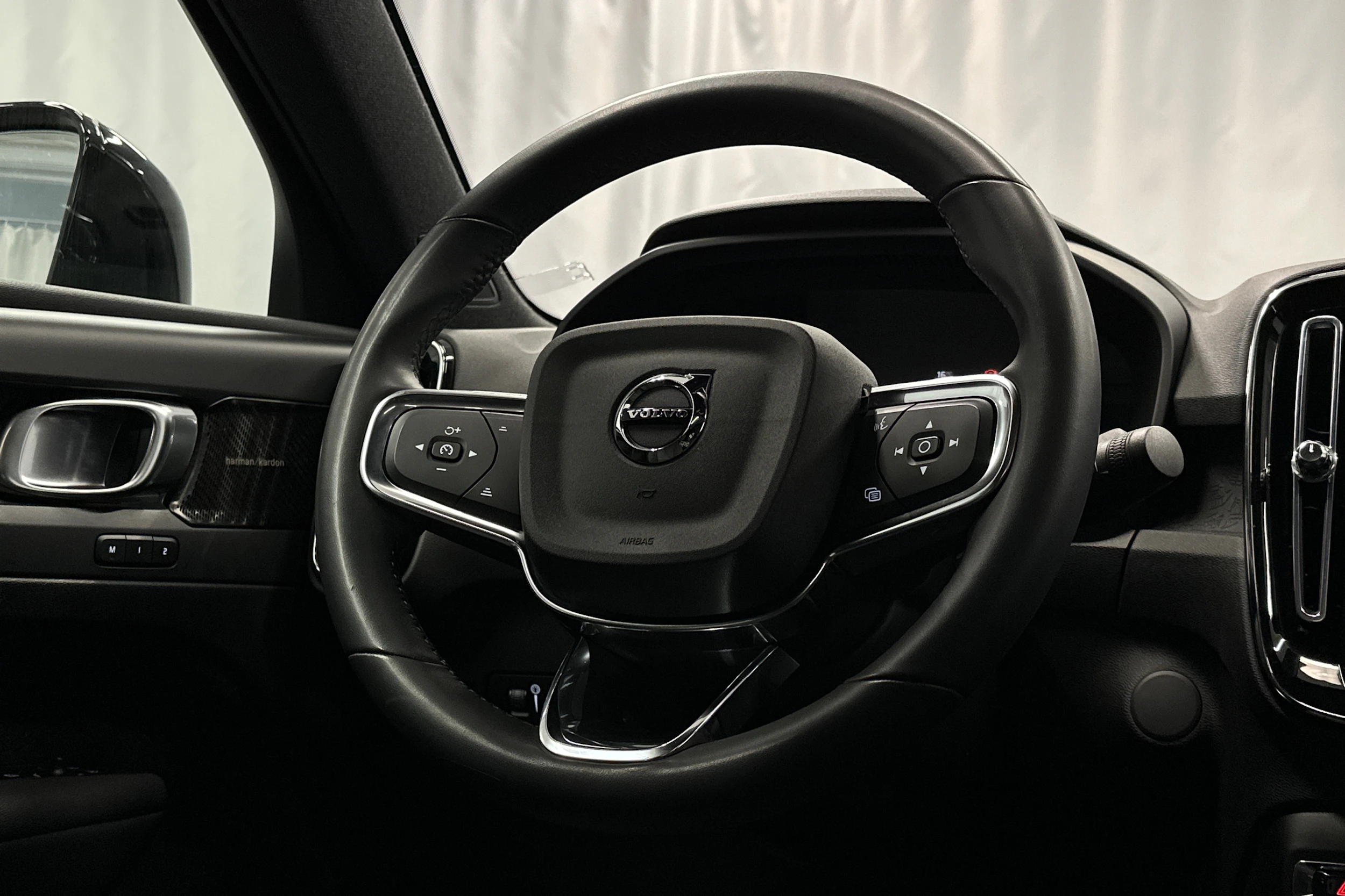 sininen Volvo C40 2022 kuva 21.