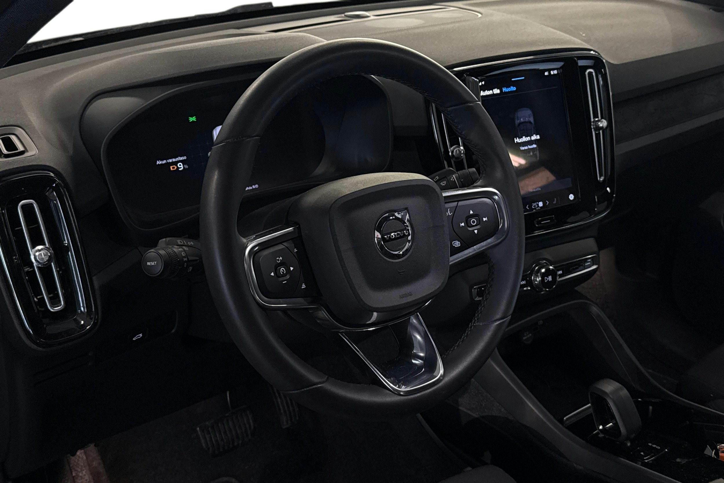 musta Volvo C40 2023 kuva 3.