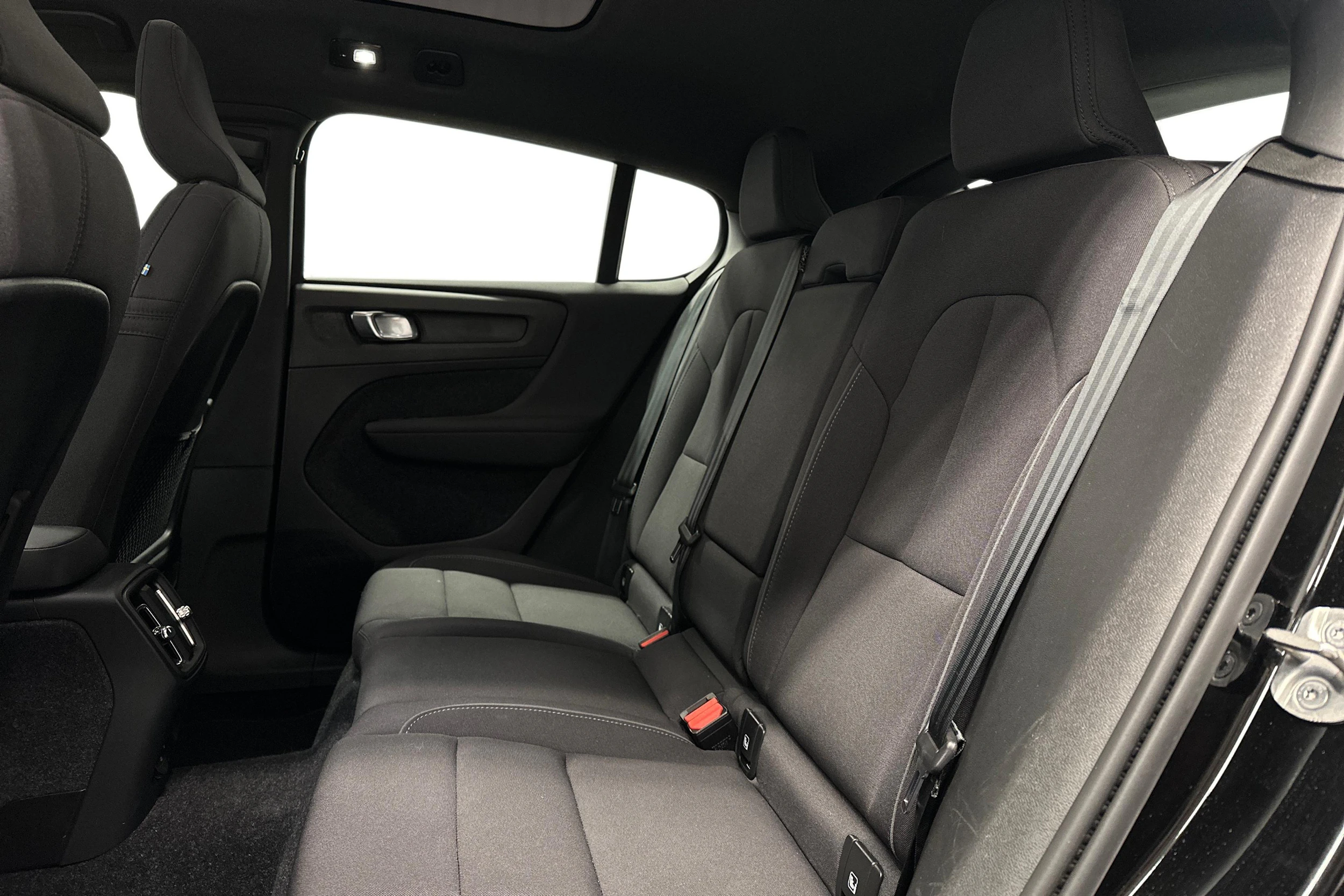 musta Volvo C40 2023 kuva 8.