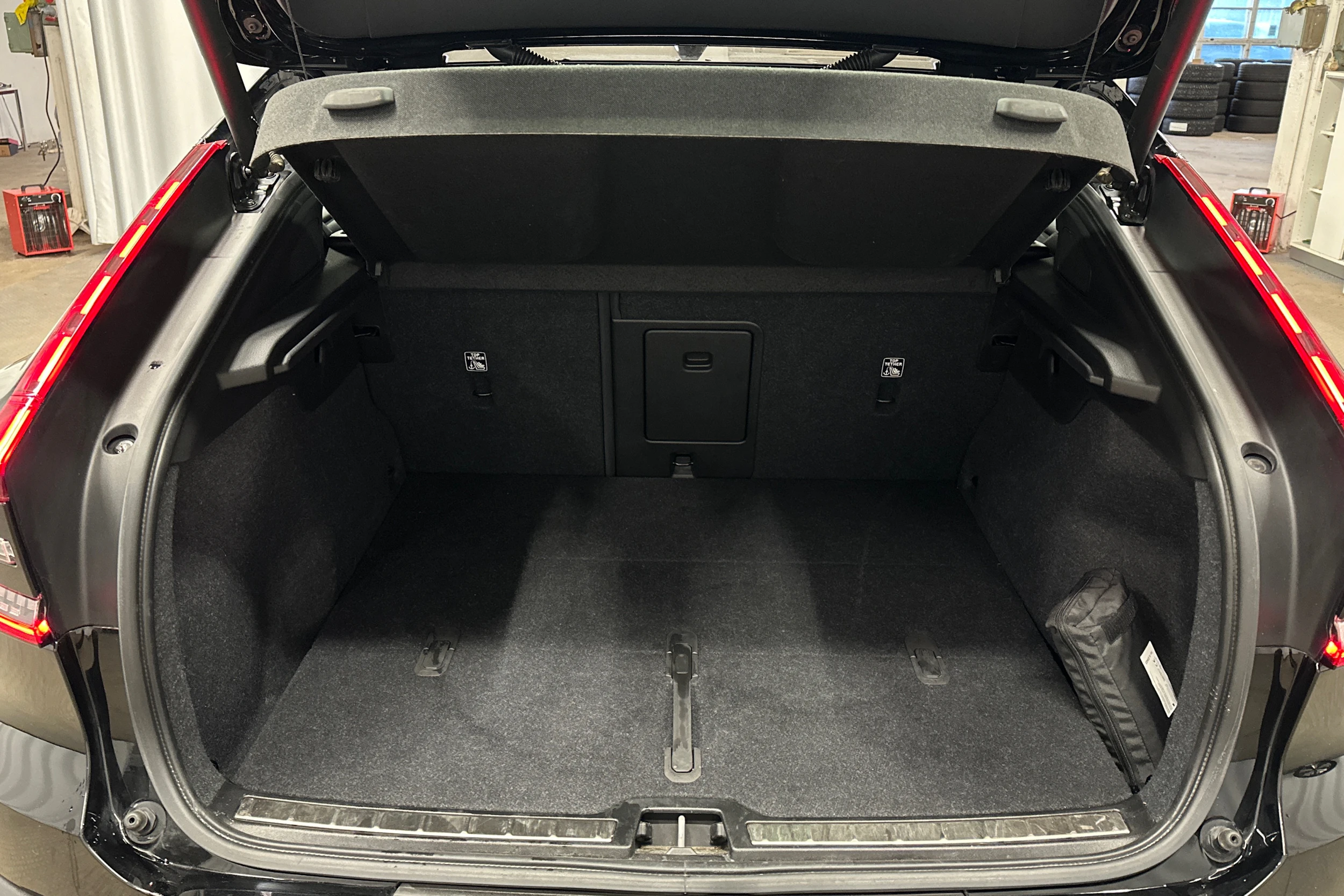 musta Volvo C40 2023 kuva 11.