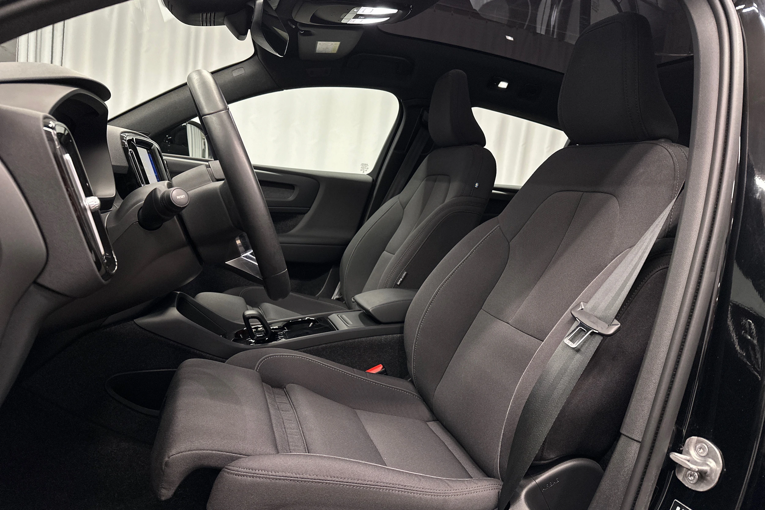 musta Volvo C40 2023 kuva 13.