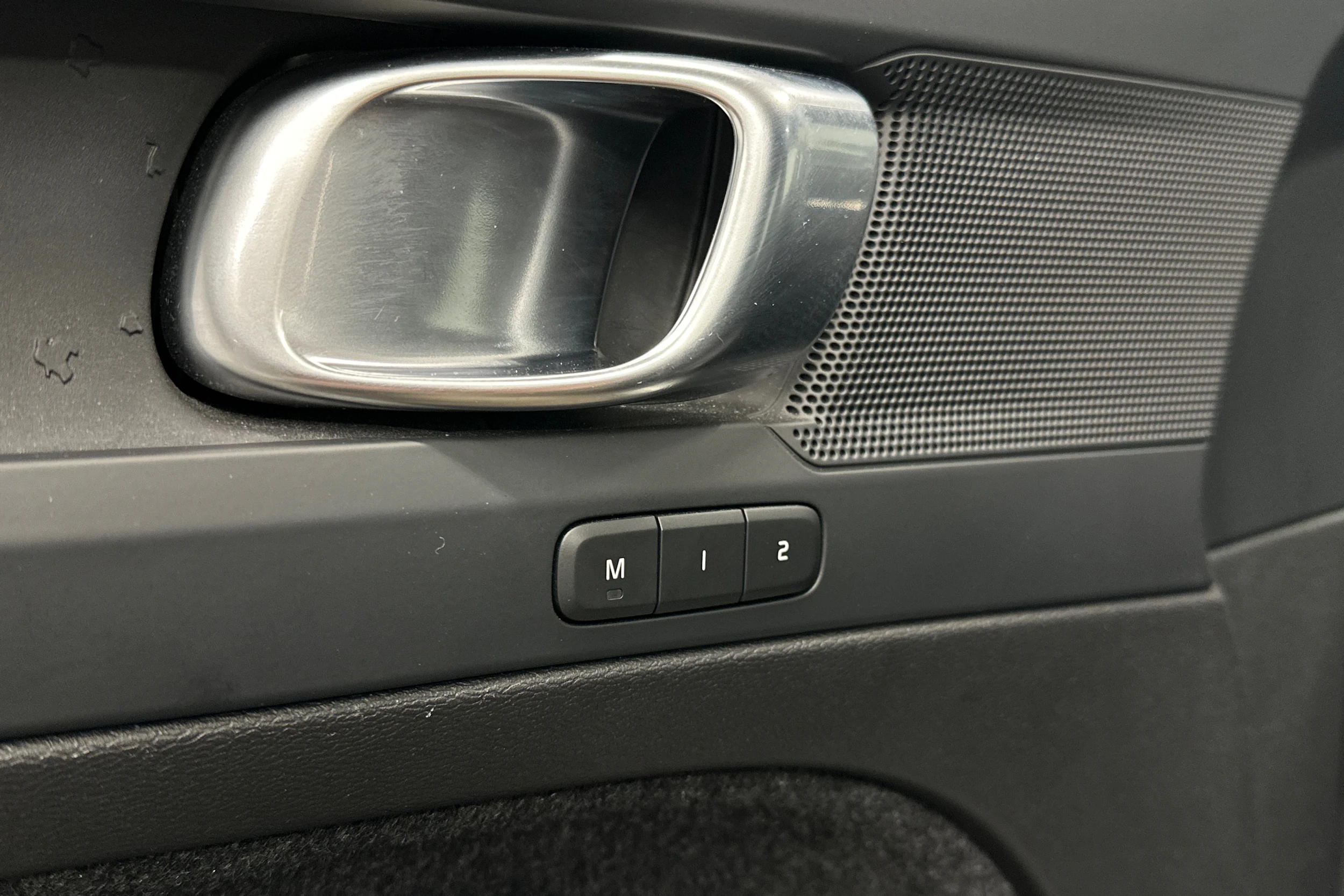 musta Volvo C40 2023 kuva 15.