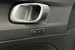 musta Volvo C40 2023 kuva 15.