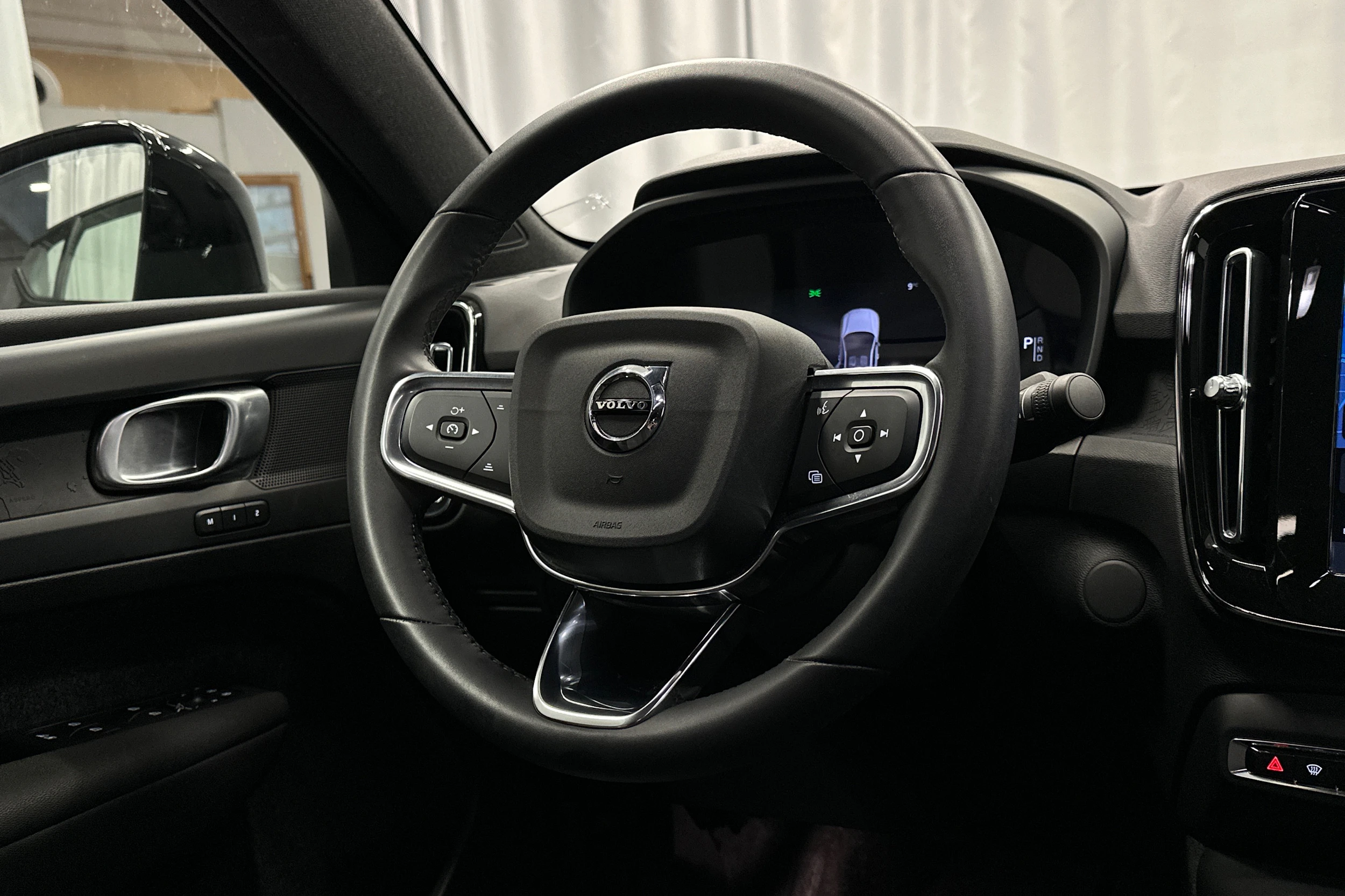 musta Volvo C40 2023 kuva 16.