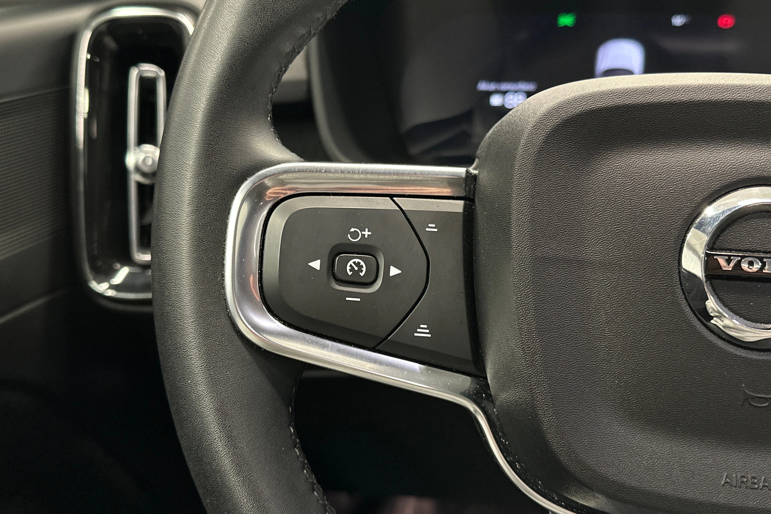 musta Volvo C40 2023 kuva 17.