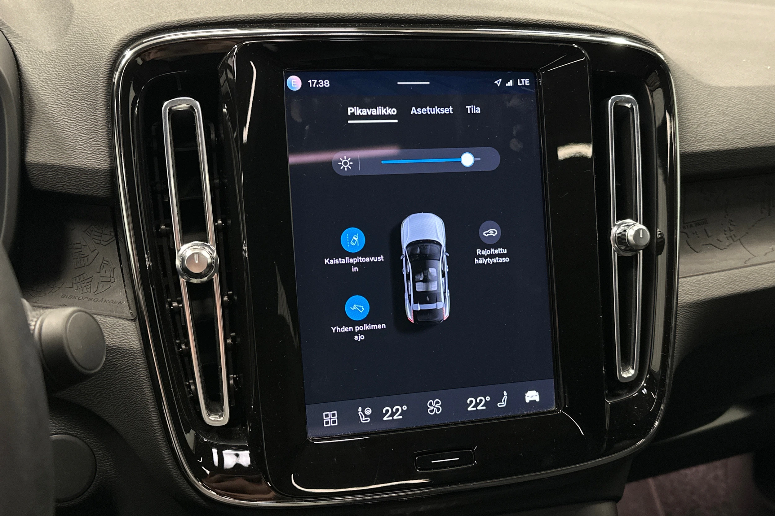 musta Volvo C40 2023 kuva 21.