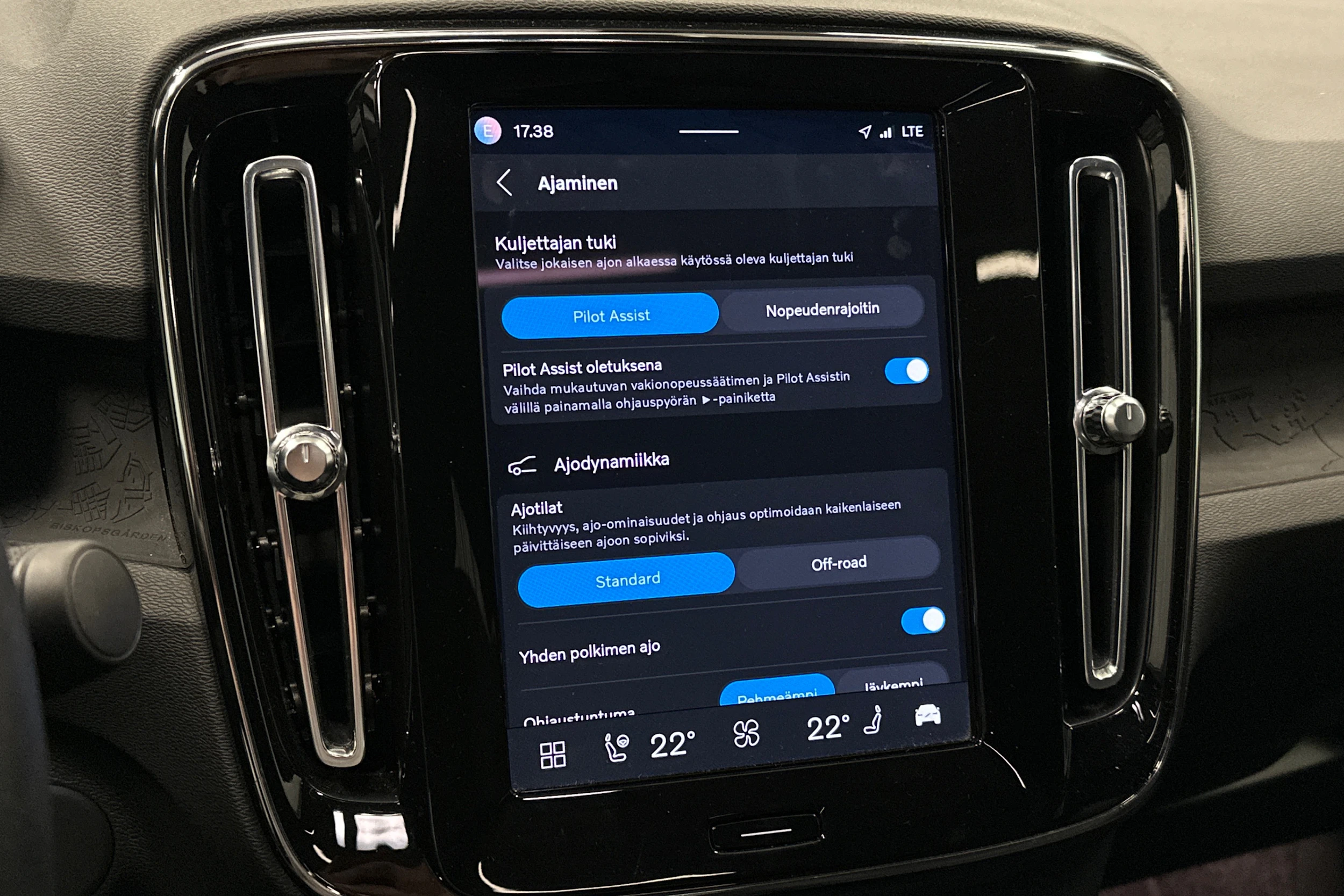 musta Volvo C40 2023 kuva 22.