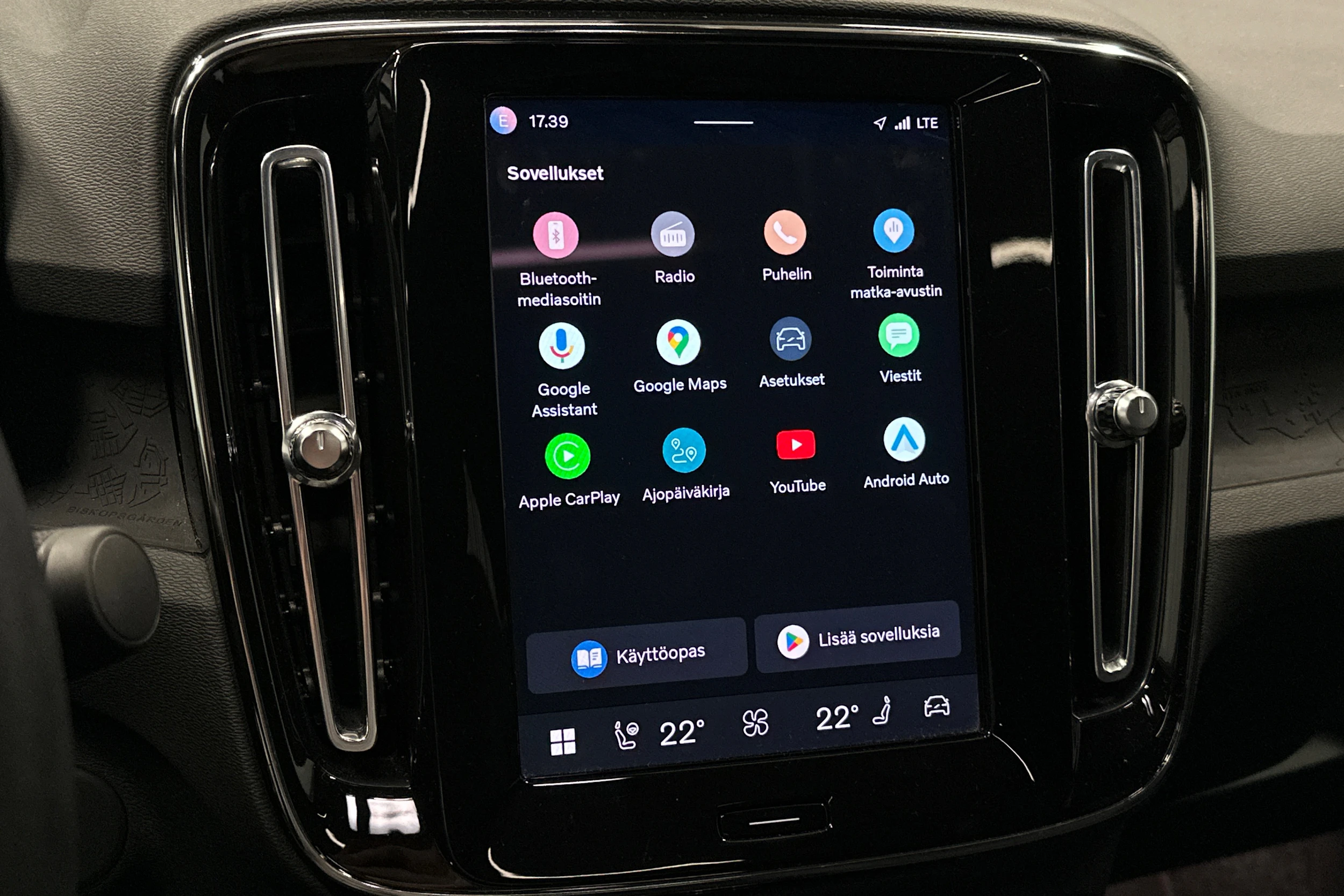 musta Volvo C40 2023 kuva 24.