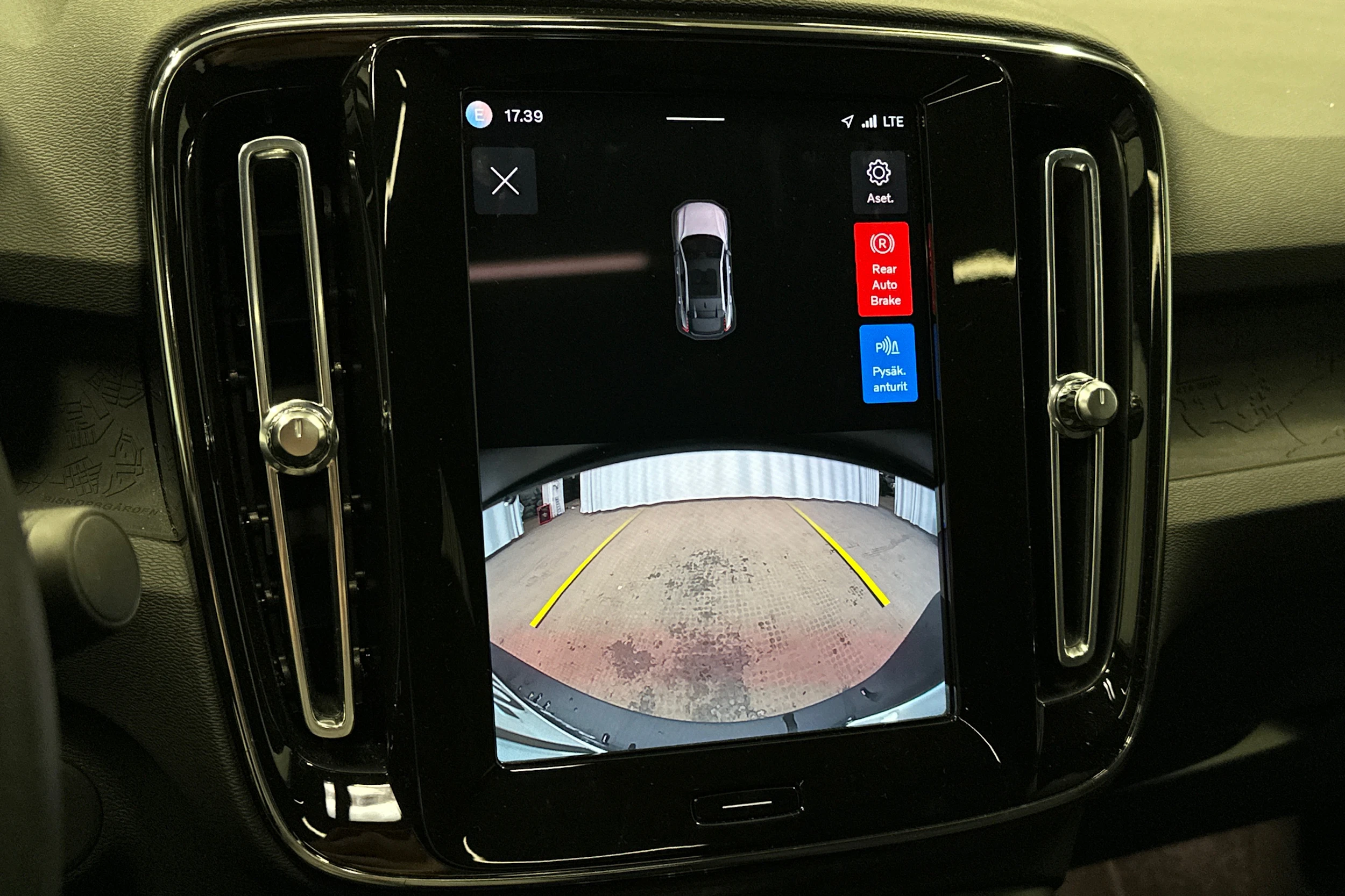 musta Volvo C40 2023 kuva 25.