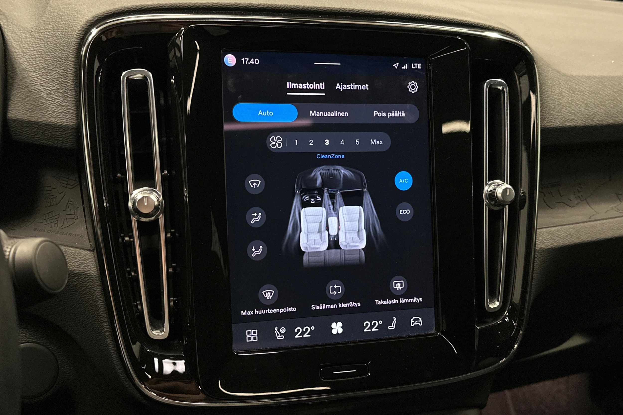 musta Volvo C40 2023 kuva 26.