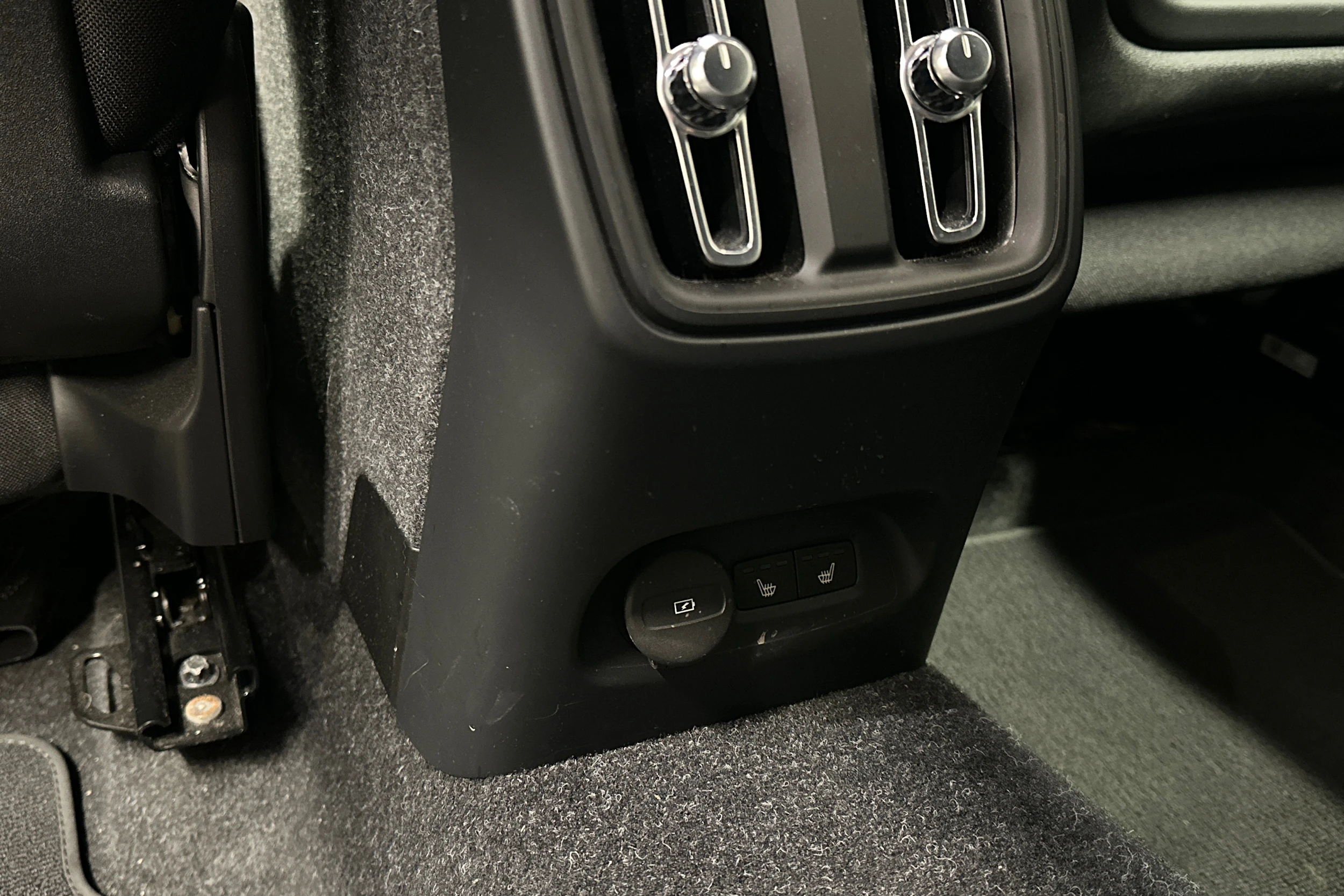 musta Volvo C40 2023 kuva 29.