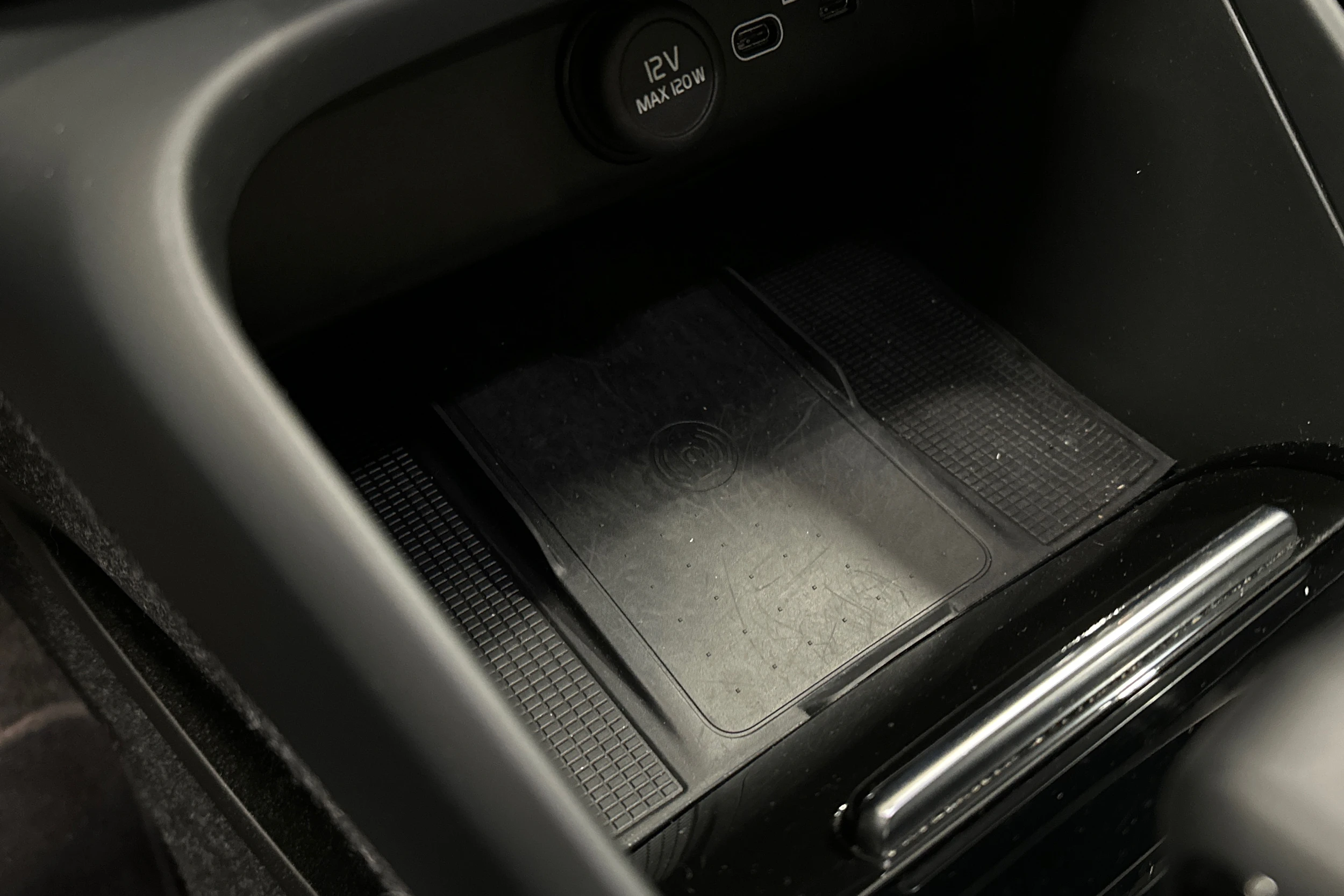 musta Volvo C40 2023 kuva 32.