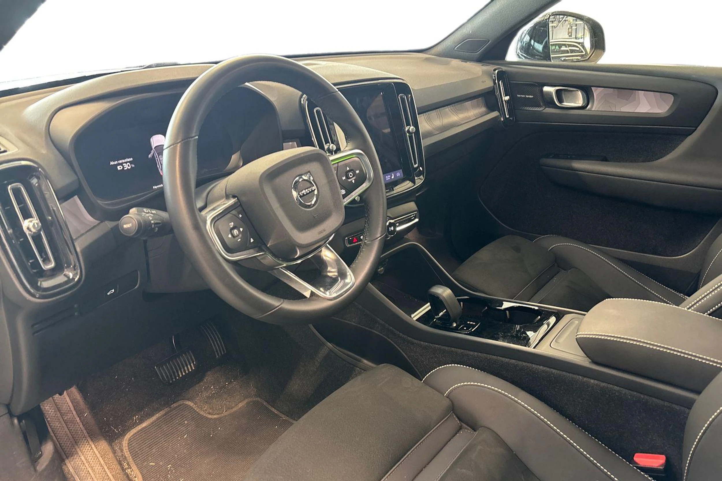musta Volvo C40 2023 kuva 3.