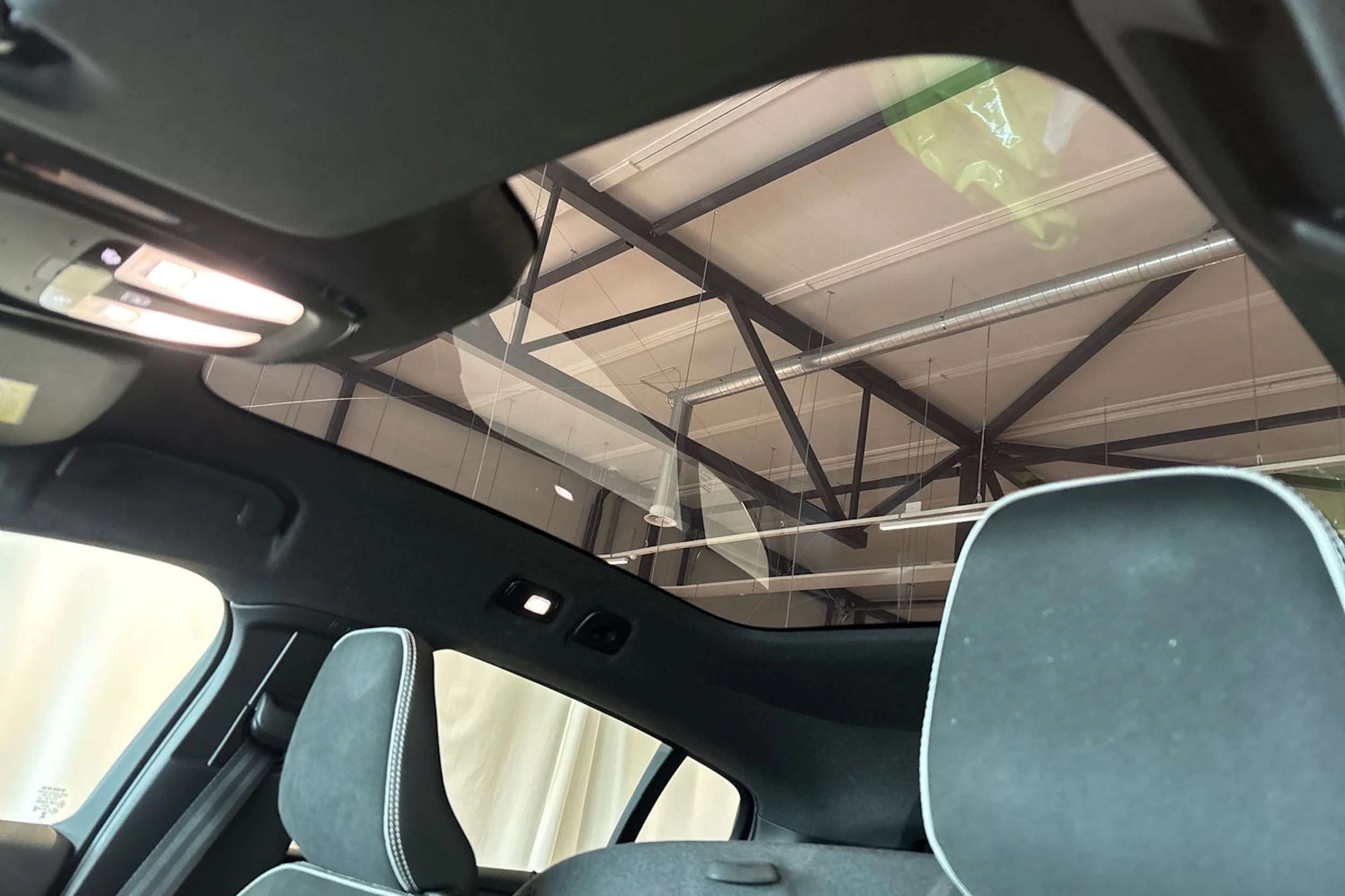 musta Volvo C40 2023 kuva 5.