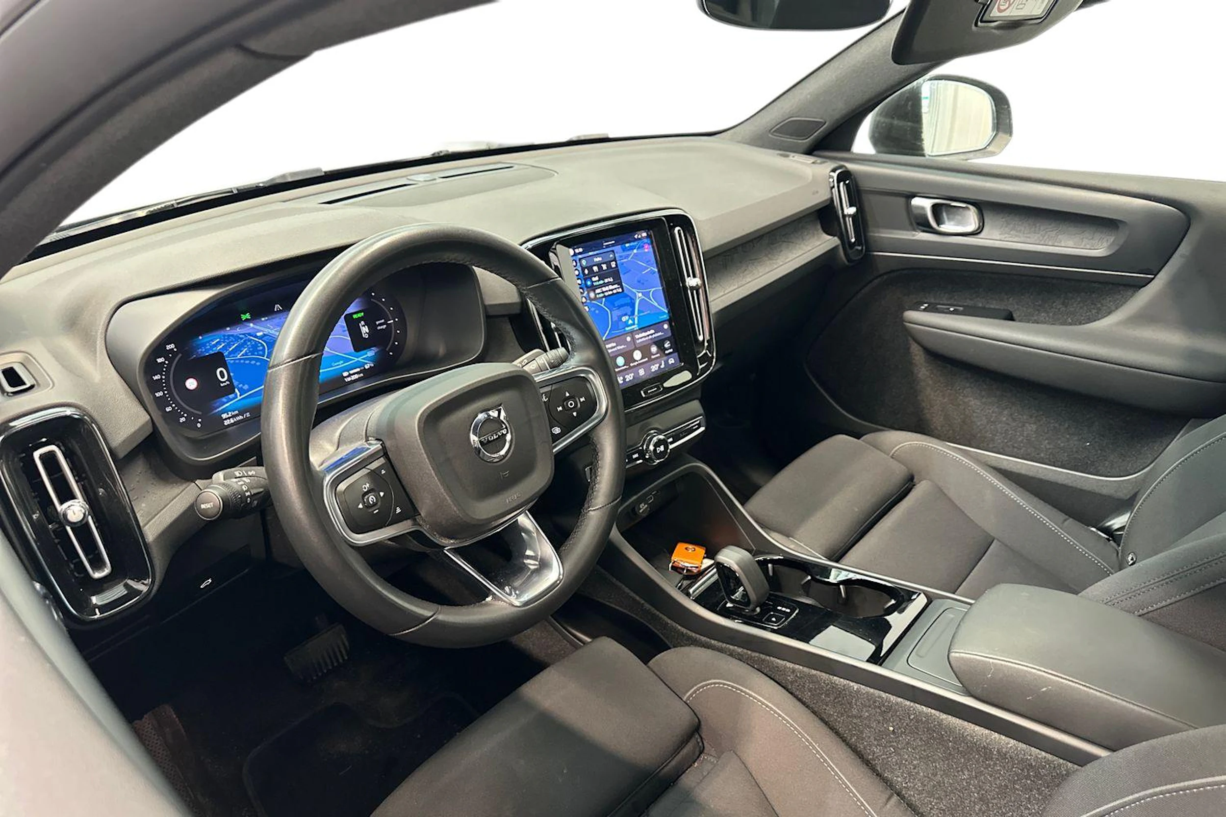 musta Volvo C40 2023 kuva 3.