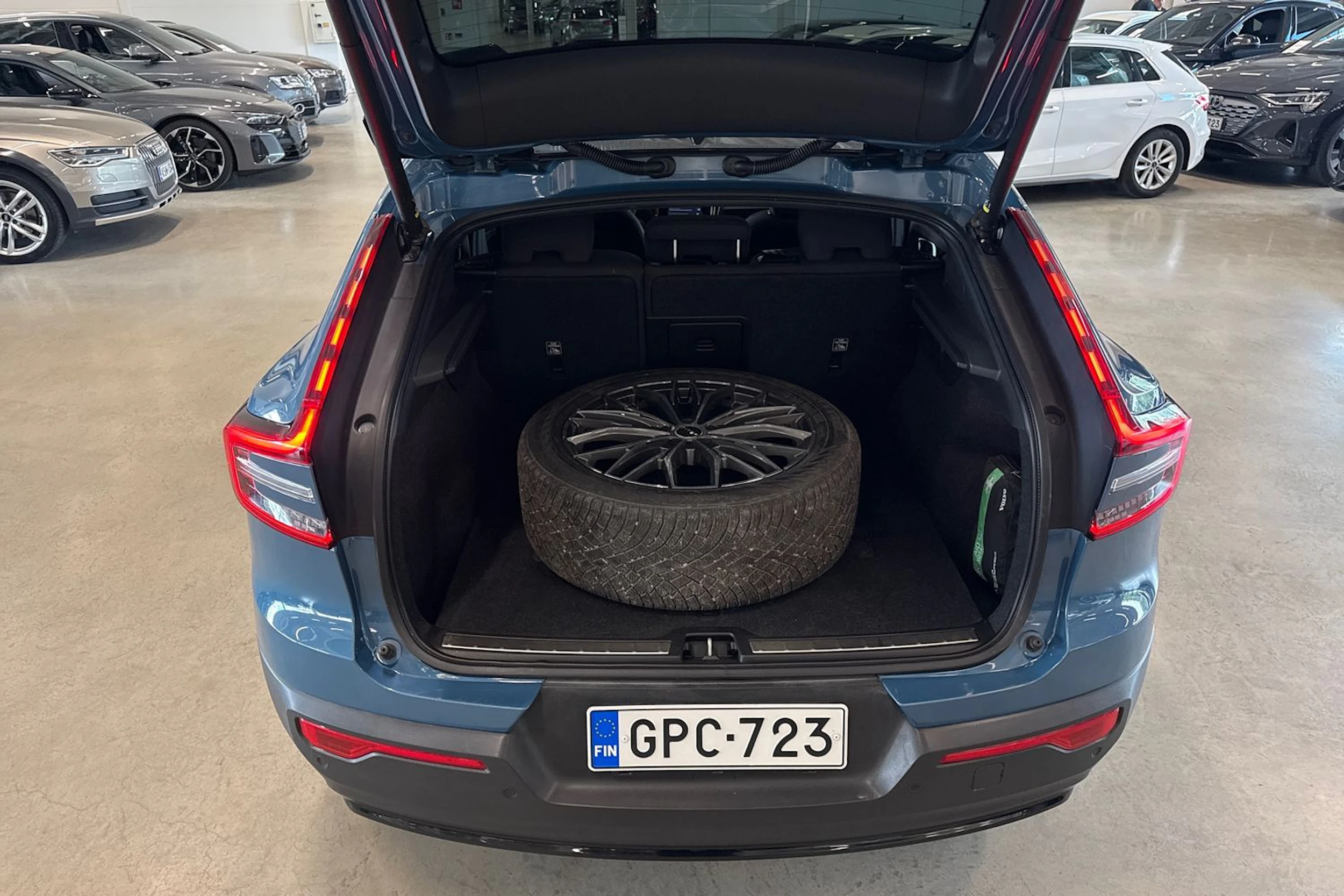 sininen Volvo C40 2023 kuva 27.