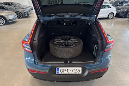 sininen Volvo C40 2023 kuva 27.