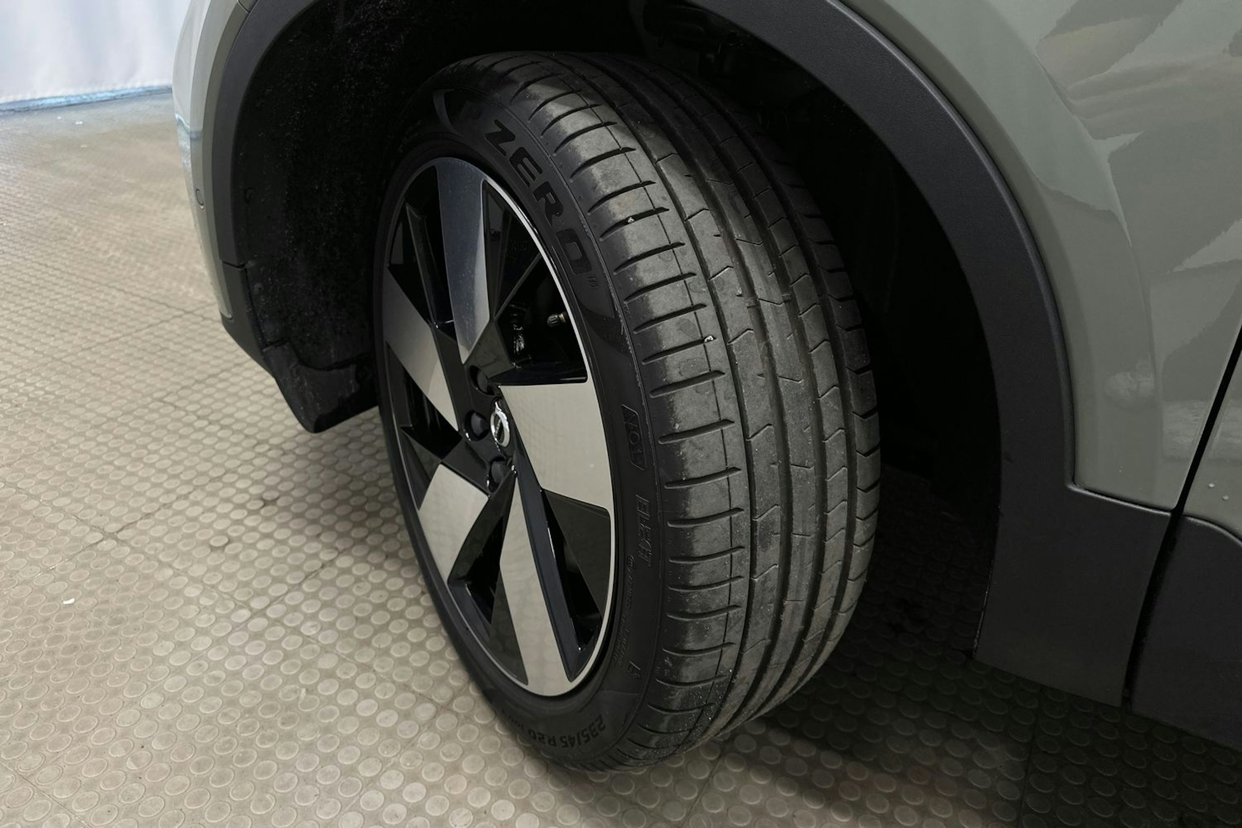 vihreä Volvo C40 2023 kuva 13.