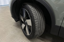 vihreä Volvo C40 2023 kuva 13.