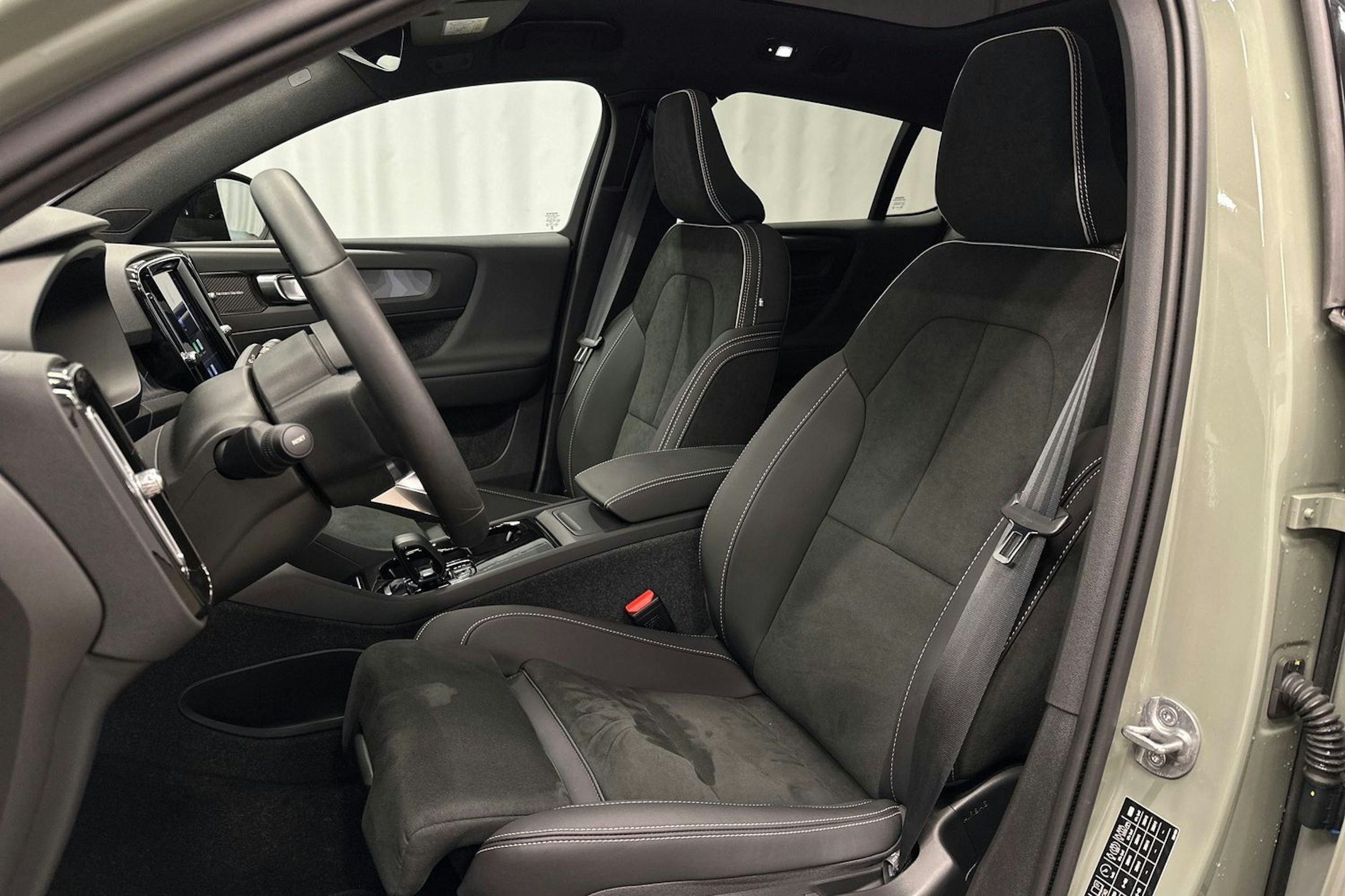 vihreä Volvo C40 2023 kuva 14.