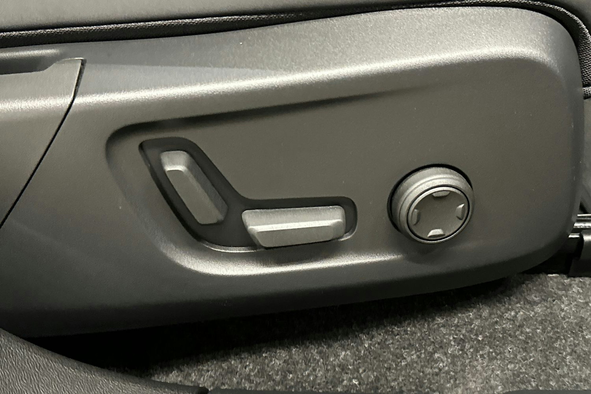 vihreä Volvo C40 2023 kuva 16.