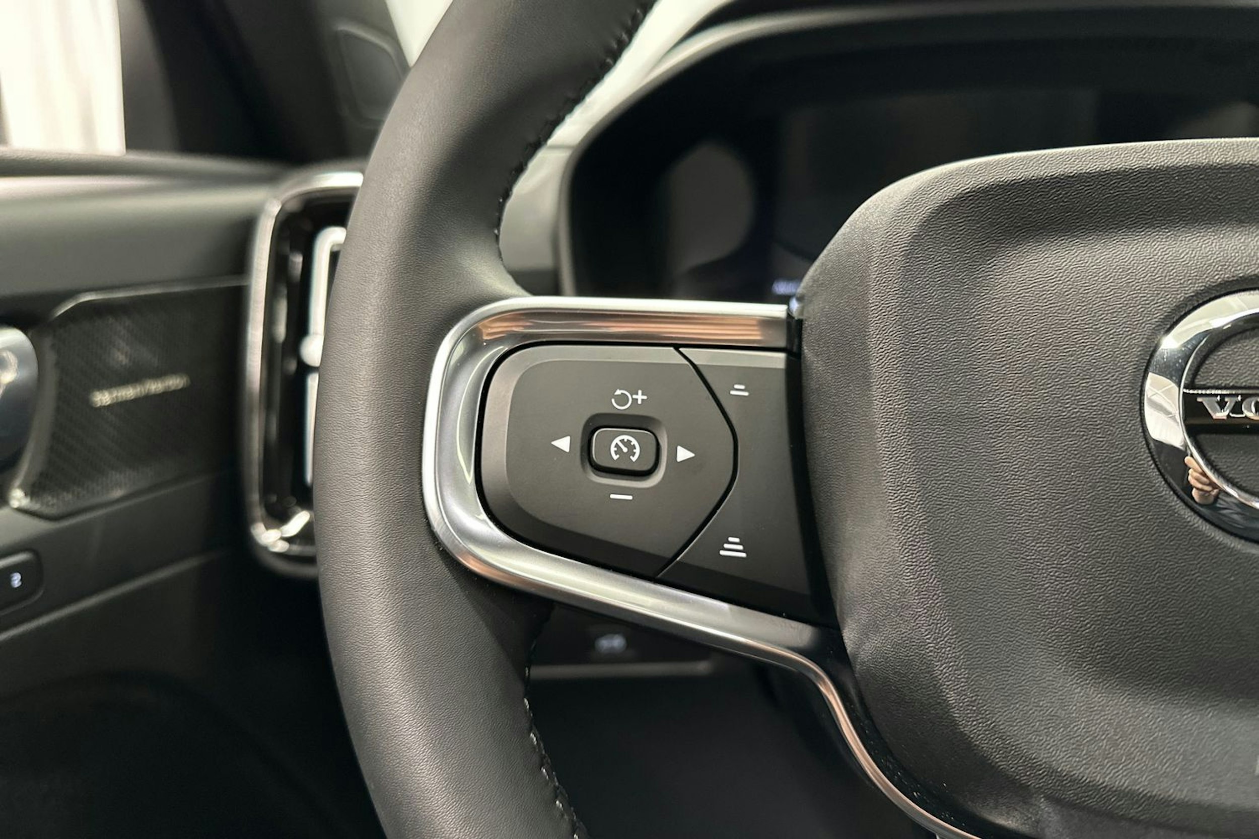 vihreä Volvo C40 2023 kuva 18.