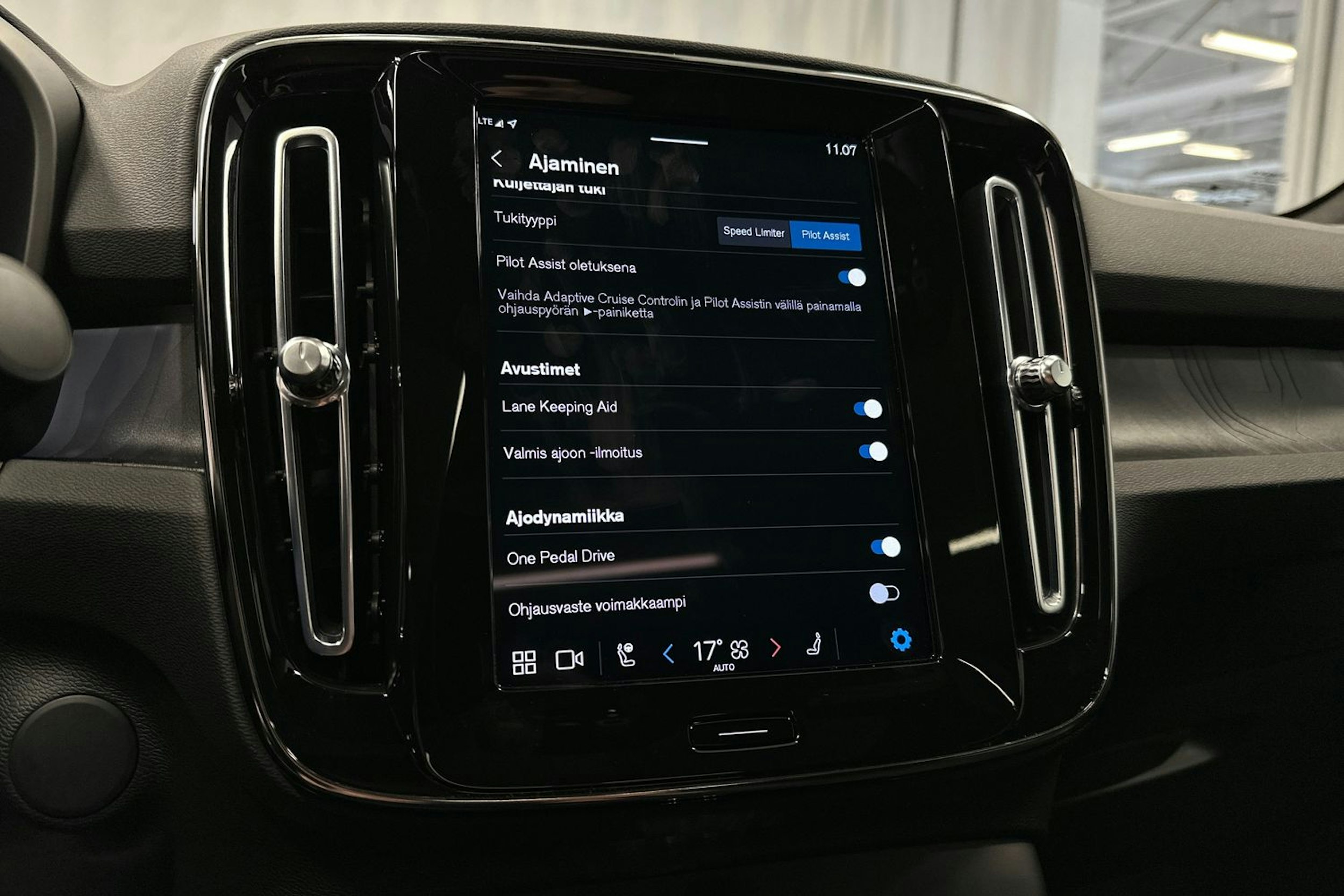 vihreä Volvo C40 2023 kuva 29.