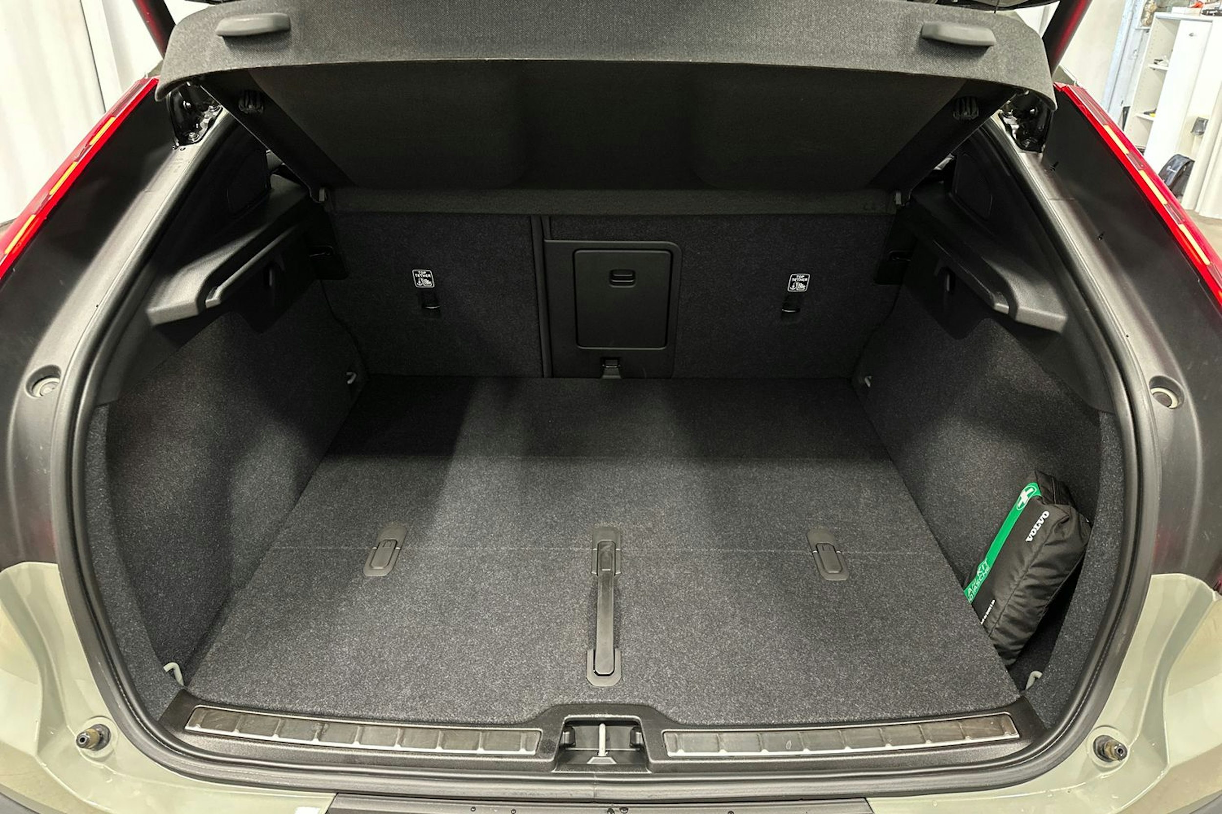 vihreä Volvo C40 2023 kuva 33.