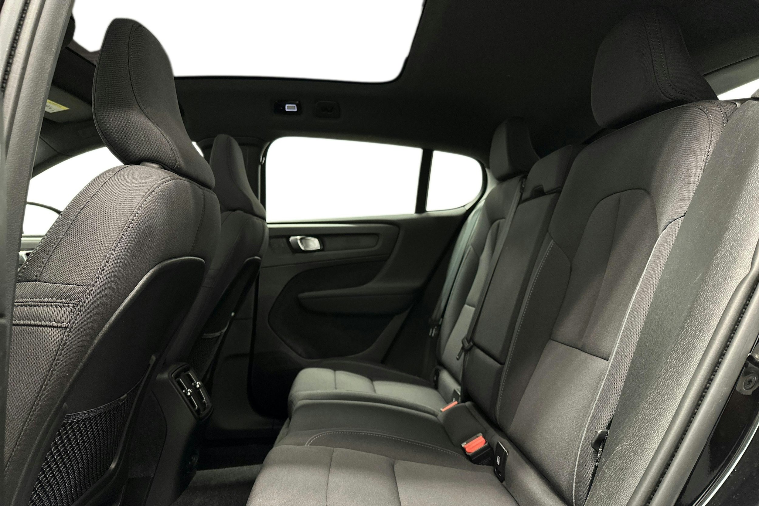 musta Volvo C40 2023 kuva 10.