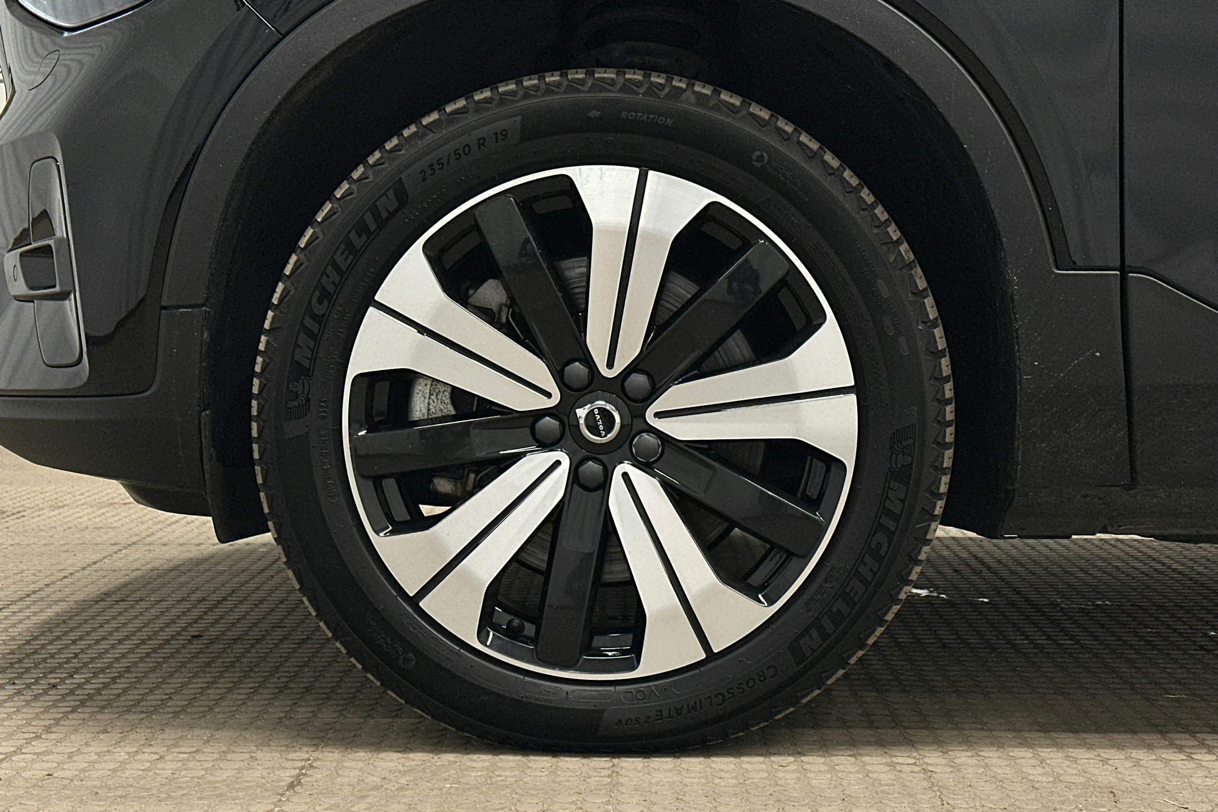 musta Volvo C40 2023 kuva 11.