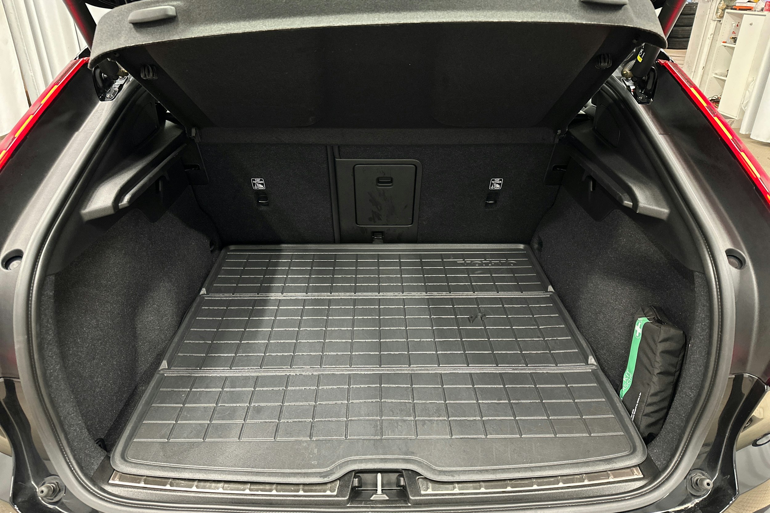 musta Volvo C40 2023 kuva 14.
