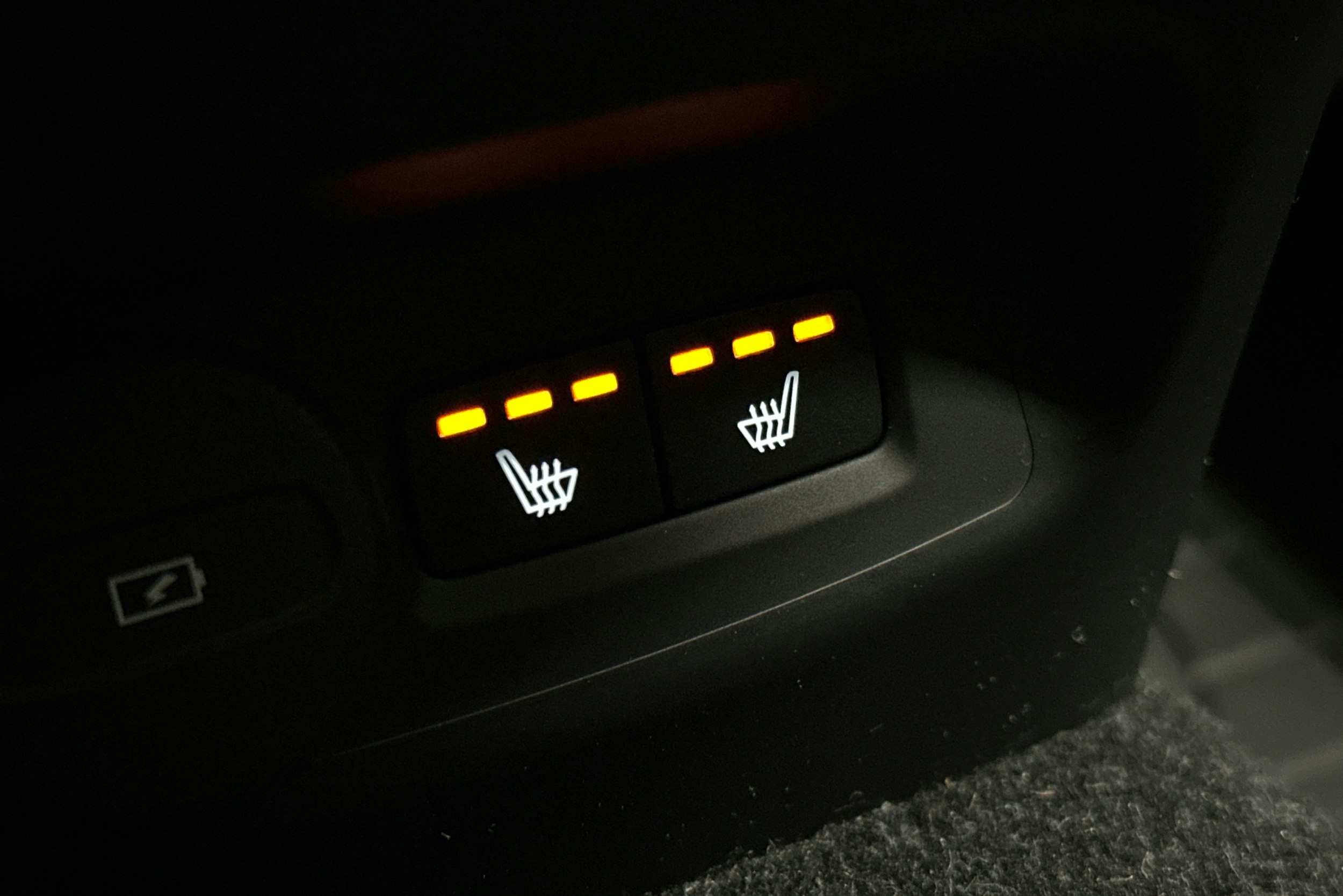 musta Volvo C40 2023 kuva 16.