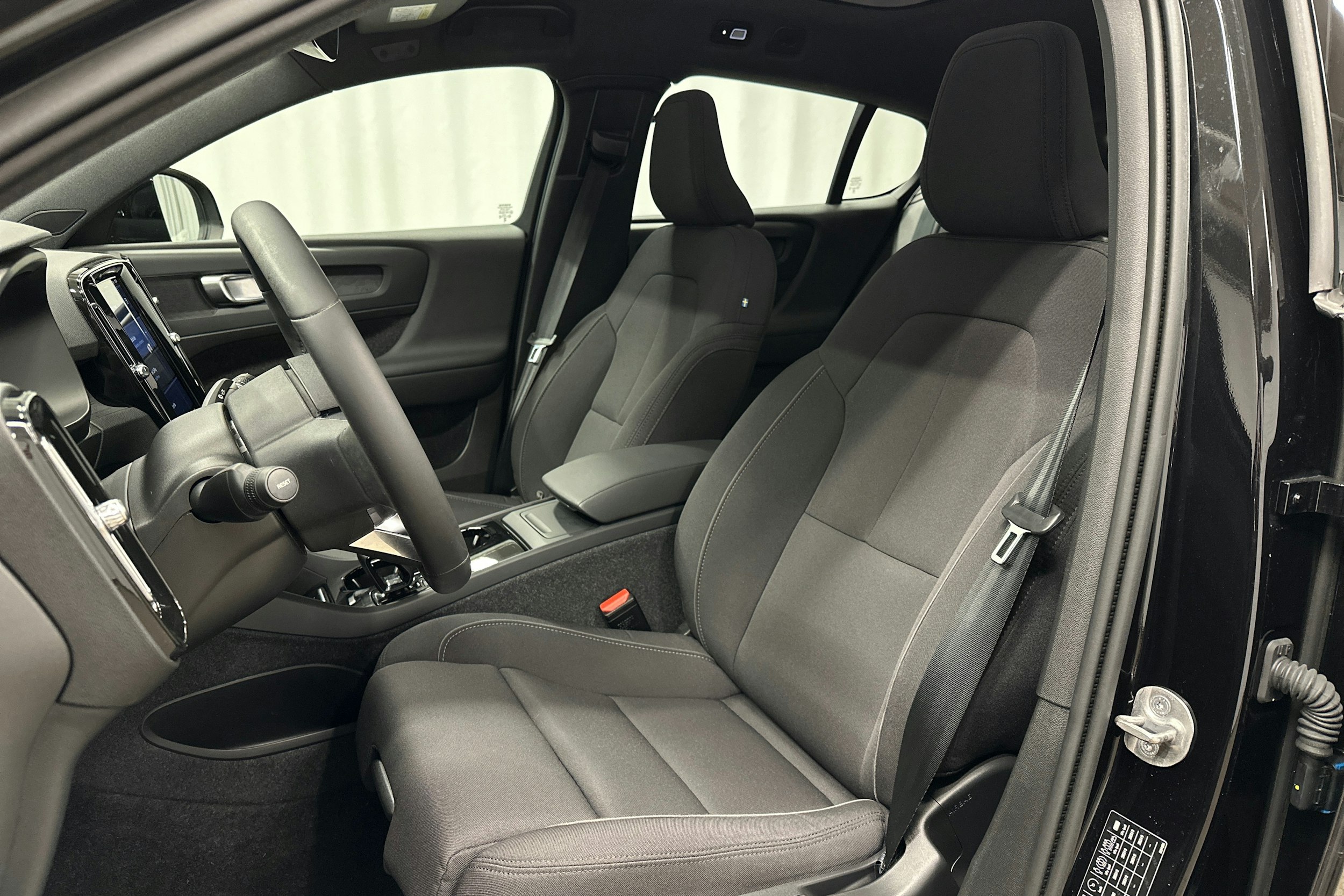 musta Volvo C40 2023 kuva 17.