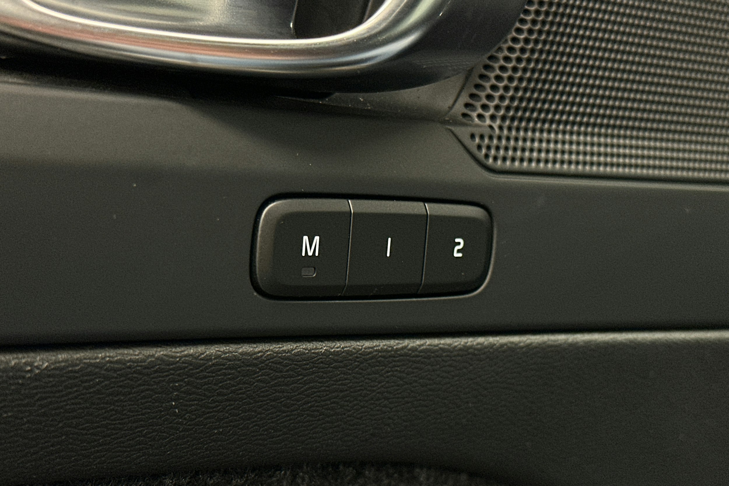 musta Volvo C40 2023 kuva 19.