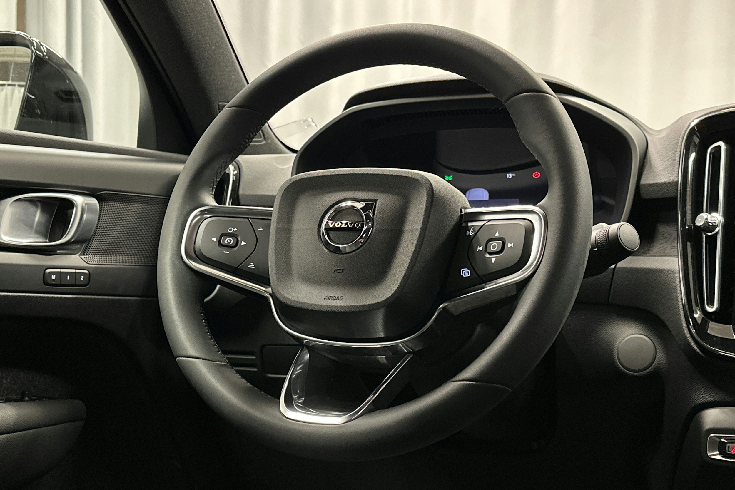 musta Volvo C40 2023 kuva 20.