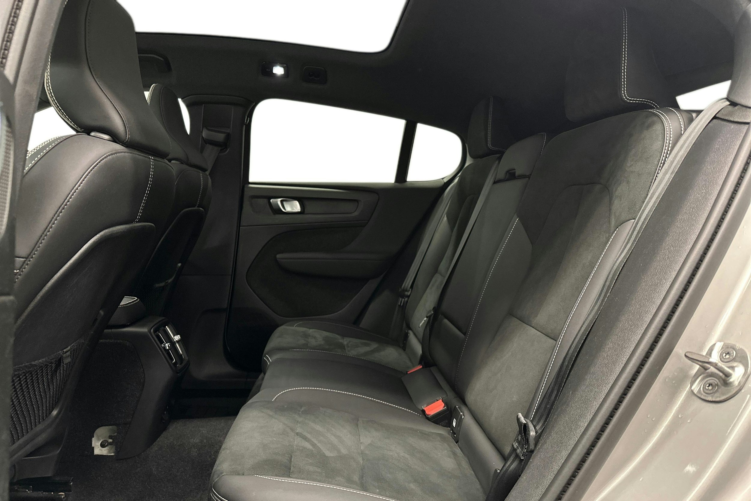 harmaa Volvo C40 2023 kuva 10.