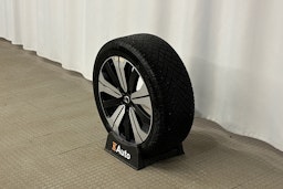 harmaa Volvo C40 2023 kuva 13.