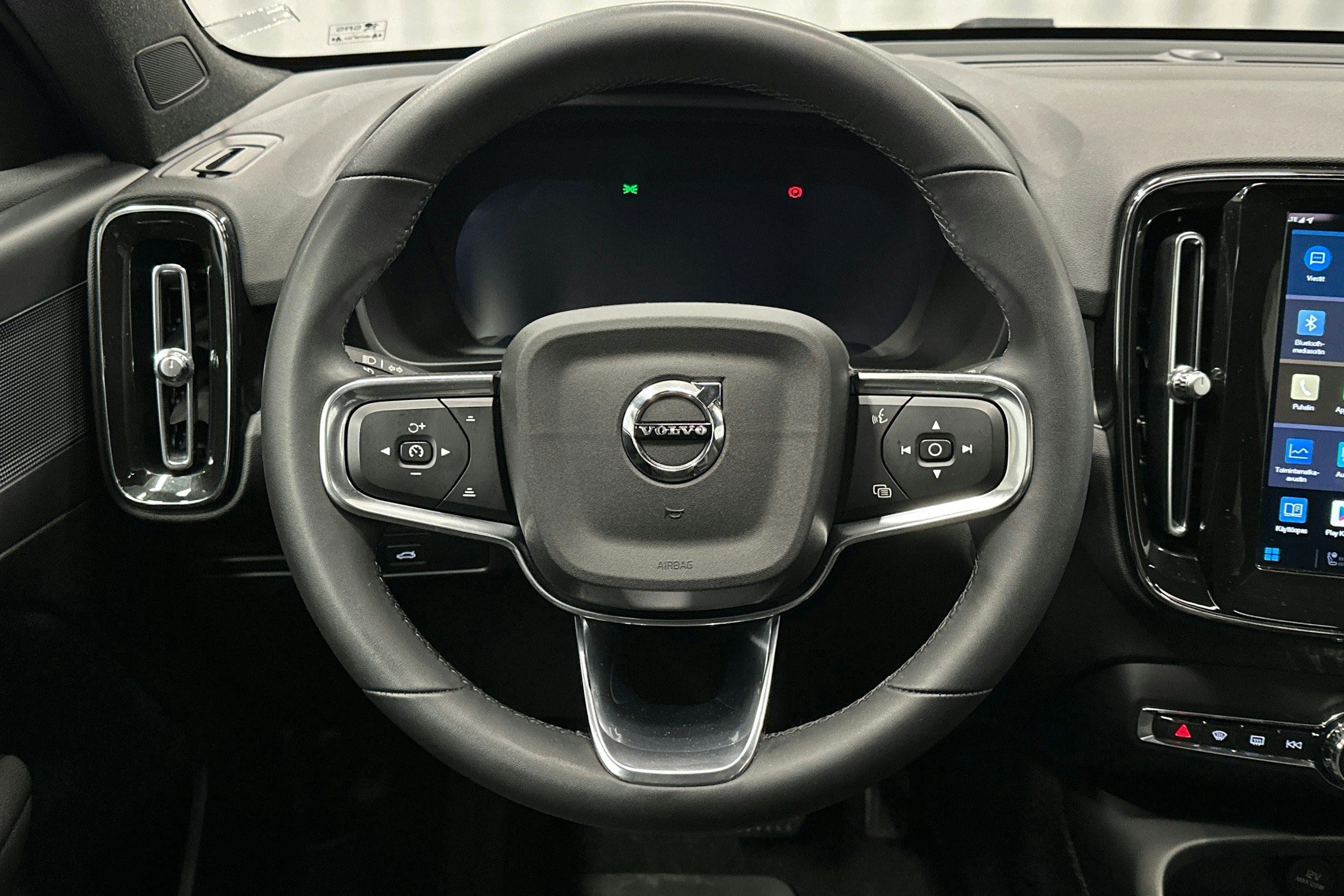 harmaa Volvo C40 2023 kuva 16.