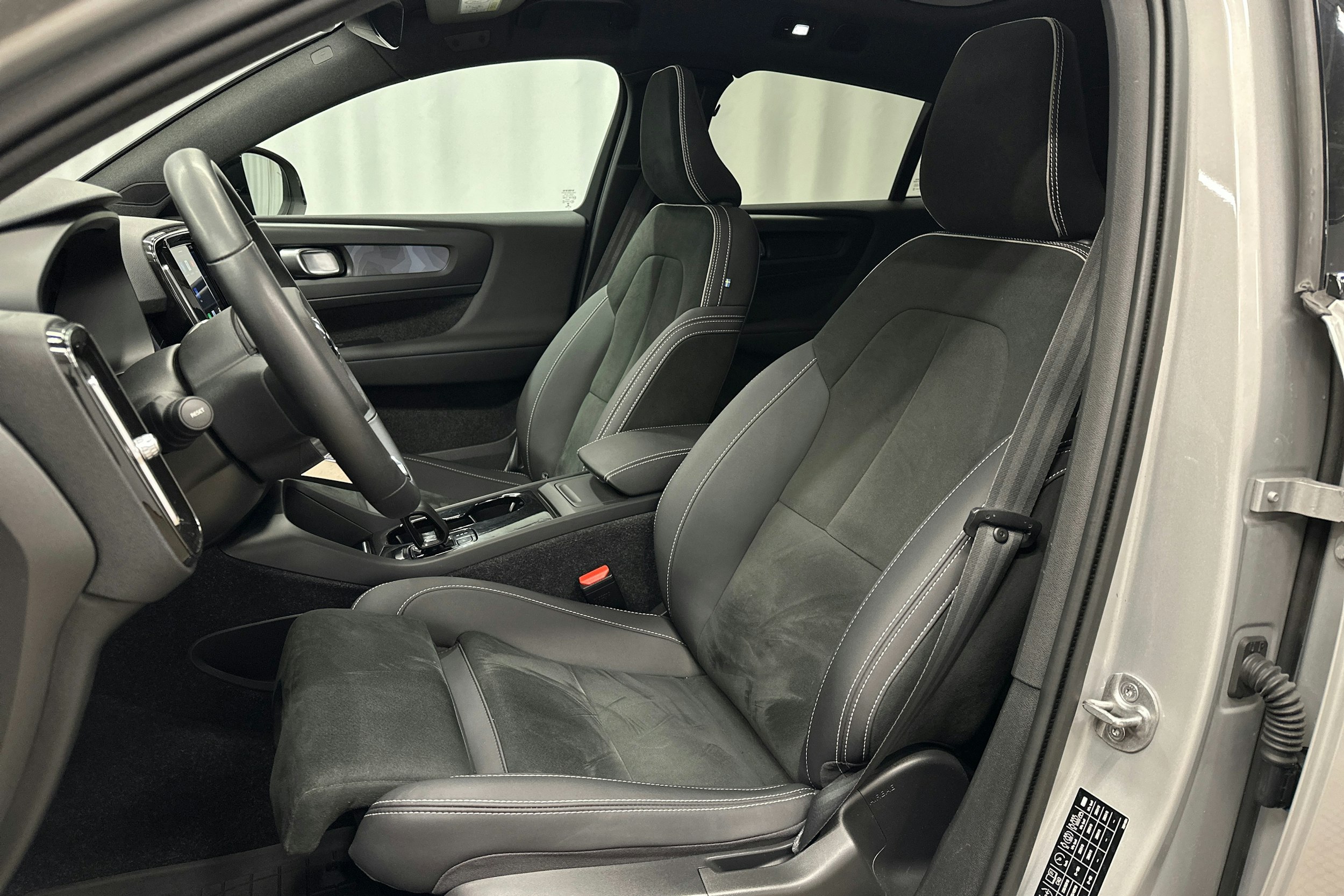 harmaa Volvo C40 2023 kuva 19.