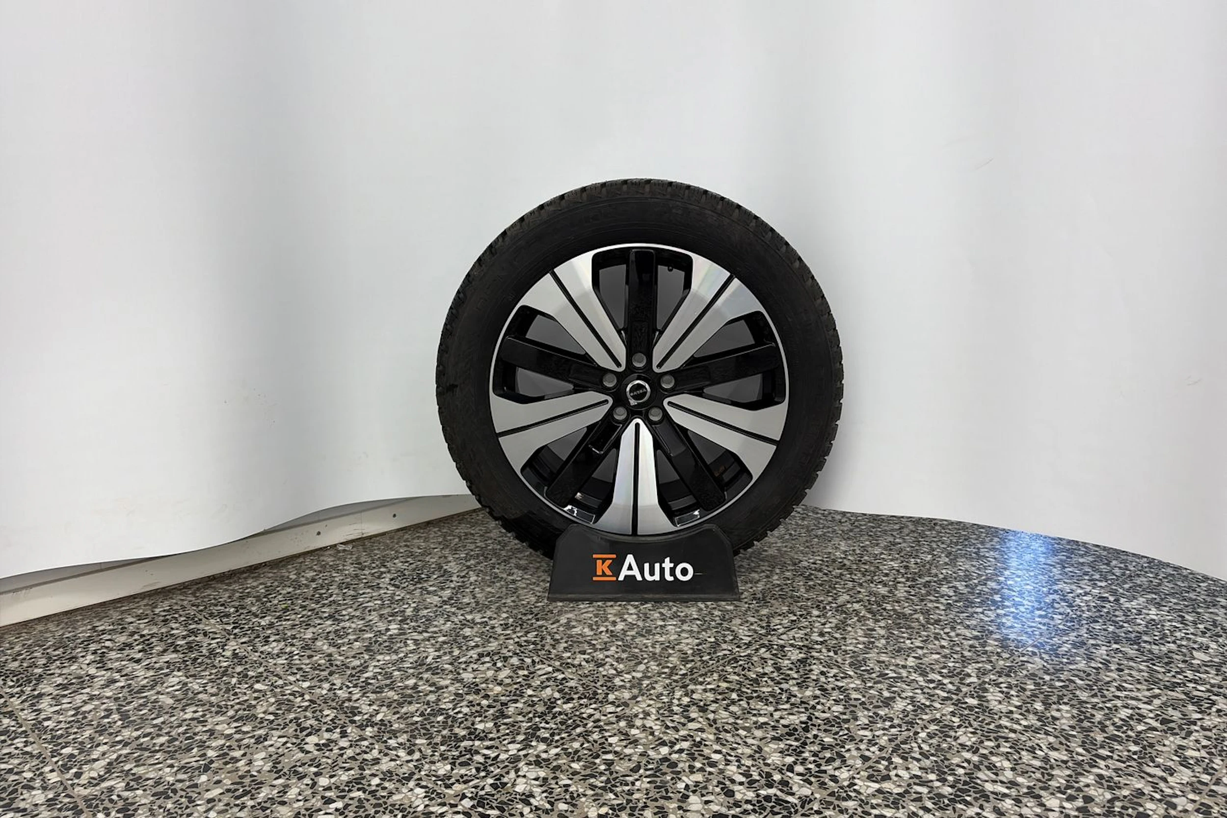 musta Volvo C40 2023 kuva 10.