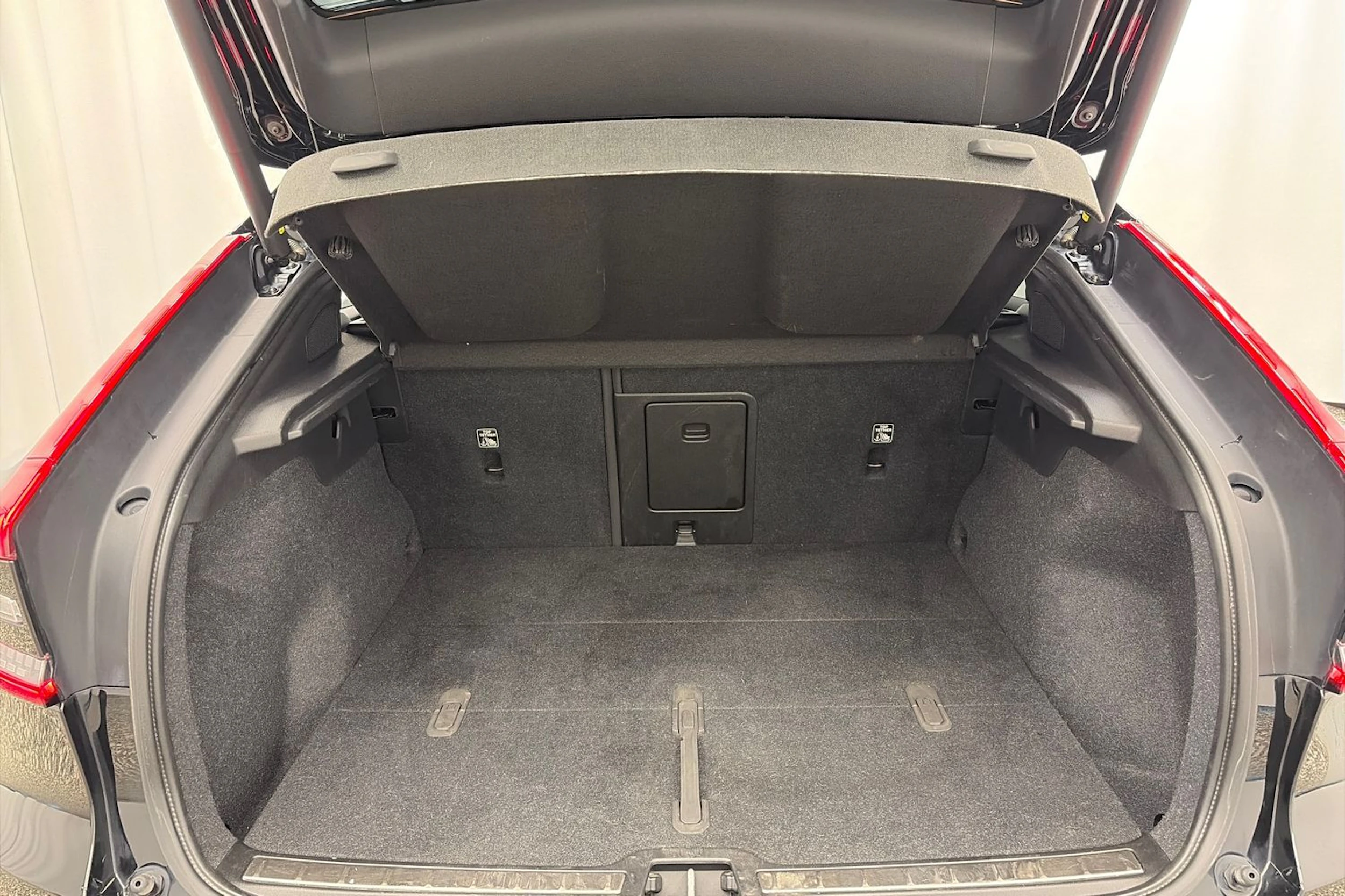 musta Volvo C40 2023 kuva 11.