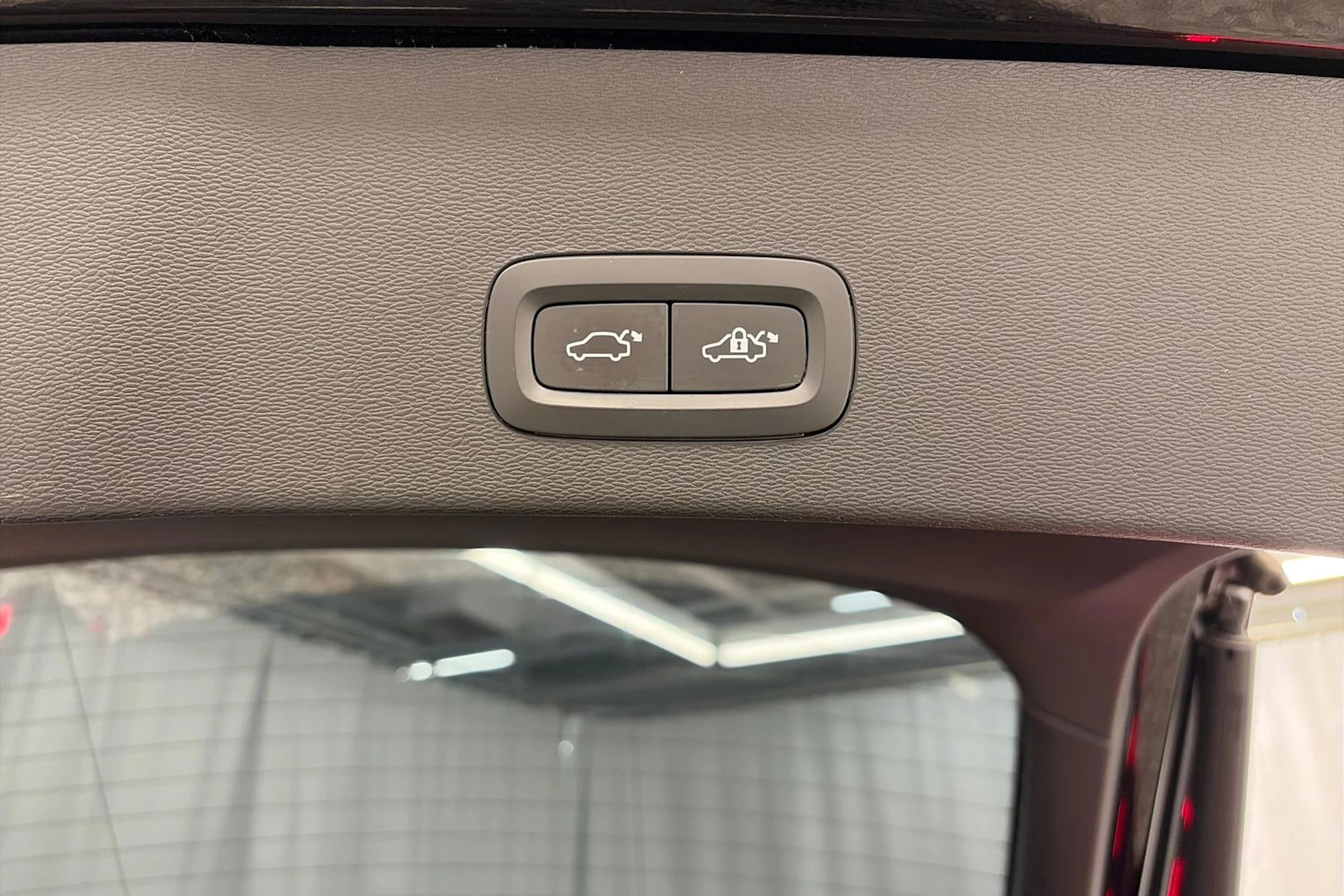 musta Volvo C40 2023 kuva 12.